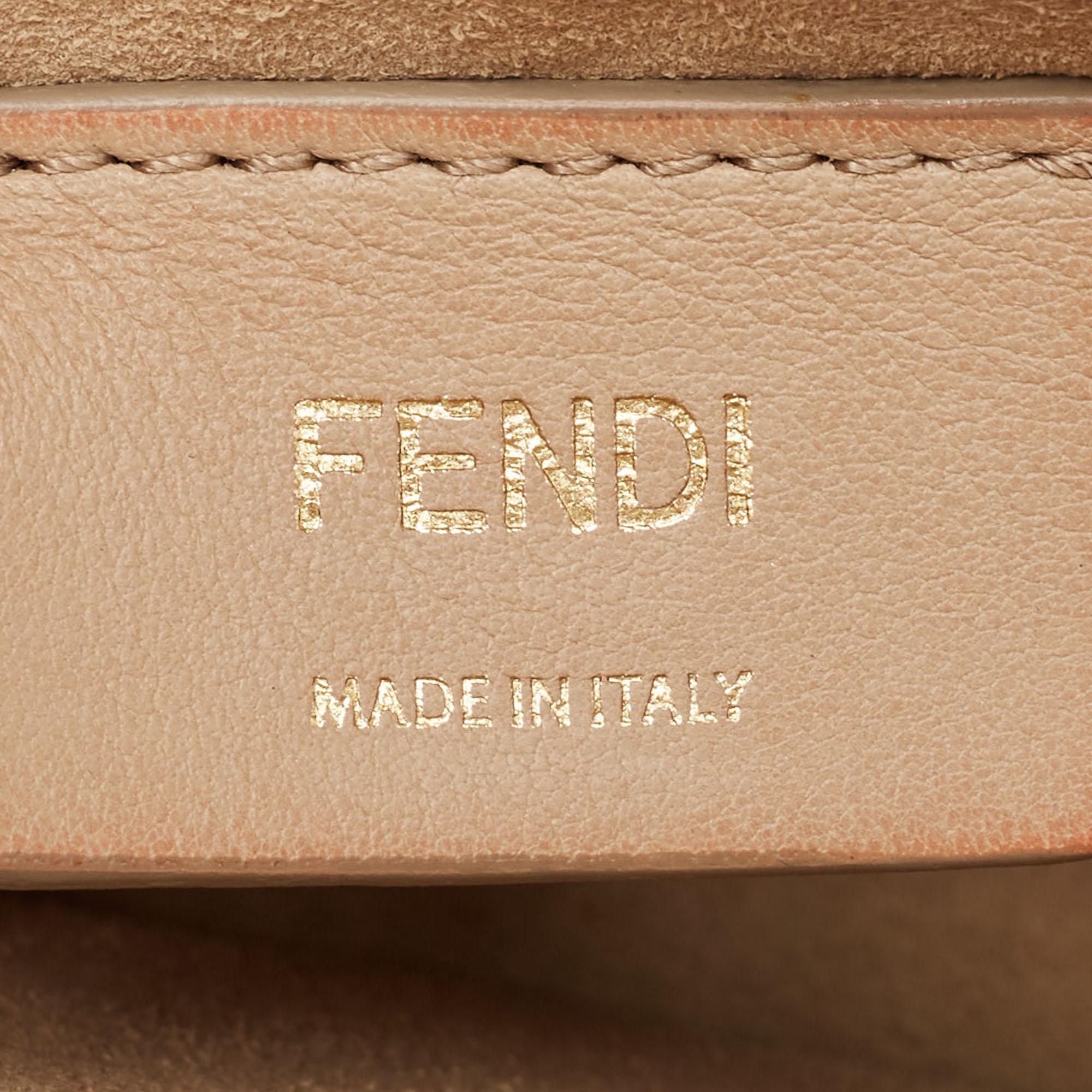 Fendi Rosa Mini-Umhängetasche aus Leder mit Wellenschliff Kan I im Angebot 10