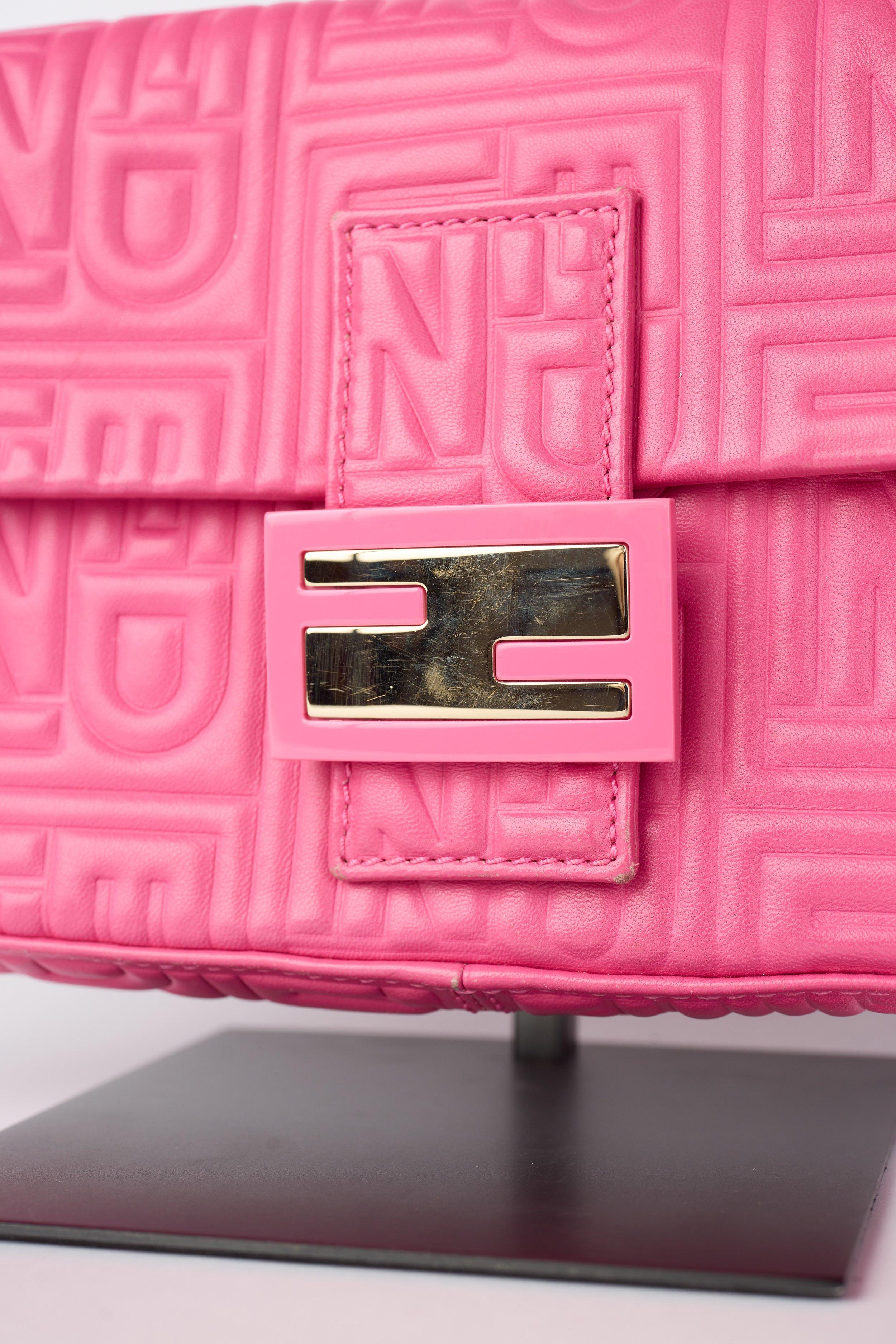 Size: Large
Color: Pink
Material: Embossed Nappa Leather
Code: 8BR600
Comes with: generic dust bag
Condition: Good. Discoloration, scuffs and marks throughout.
Made in Italy

Measurements~
Height 5”
Length 10.5”
Depth 2”
Drop: 5-7”