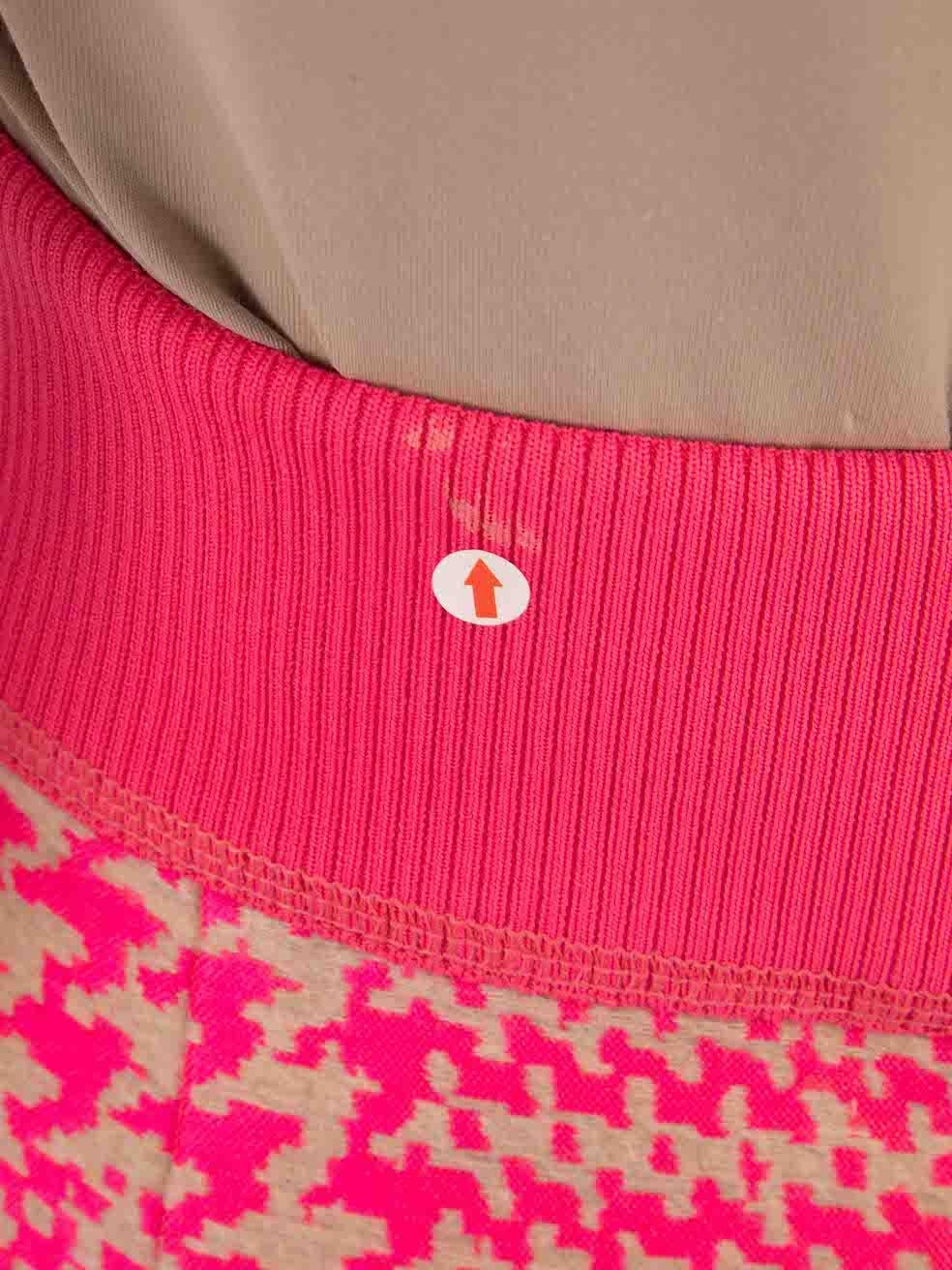 Fendi Falda hasta la rodilla con estampado de pata de gallo y logotipo rosa Talla XS en Bueno estado para la venta en London, GB