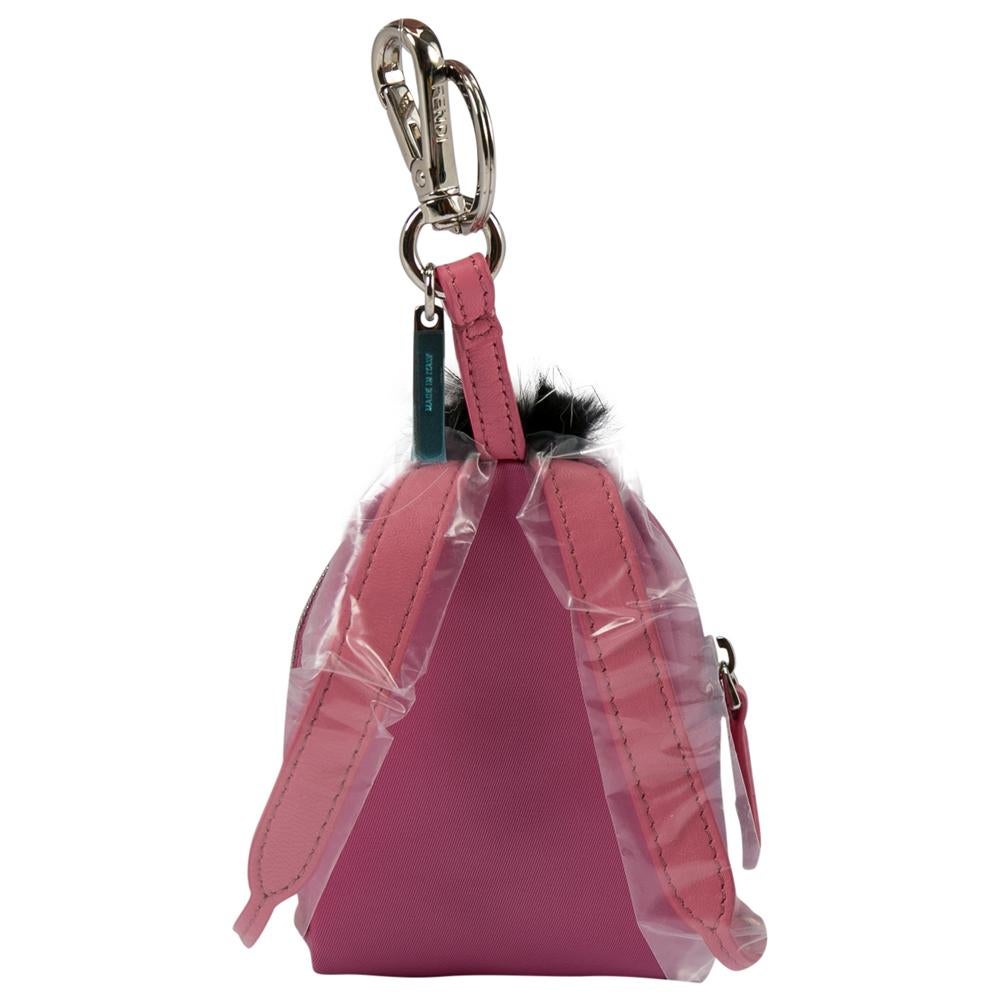 Cette adorable breloque de sac signée Fendi est conçue en forme de son emblématique sac à dos Monster. Réalisée en nylon et en cuir, cette breloque arbore une jolie teinte rose et est munie d'un fermoir à mousqueton permettant de l'attacher