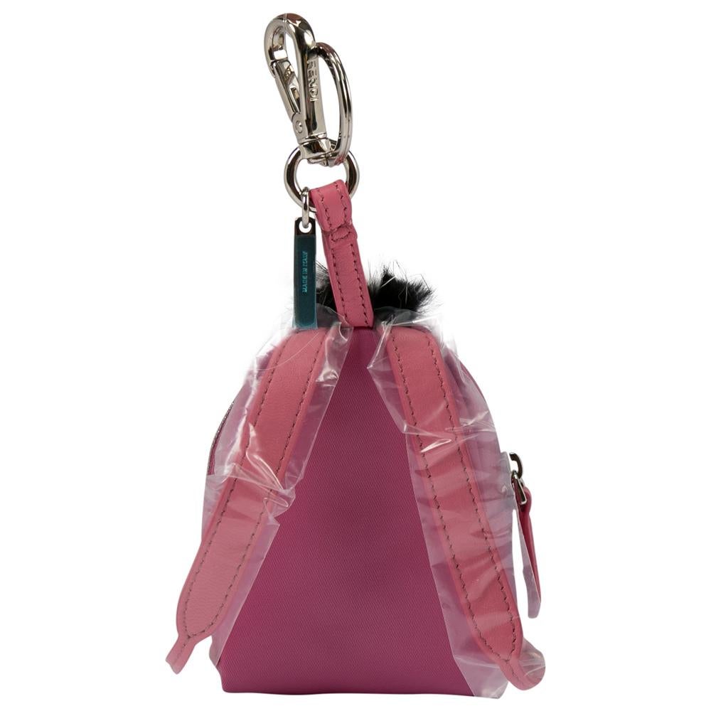 Questo simpatico e adorabile ciondolo da borsa di Fendi è disegnato a forma del suo iconico zaino Monster. Realizzato in nylon e pelle, il ciondolo ha una bella tonalità rosa, una chiusura a moschettone per poterlo attaccare facilmente alle tue