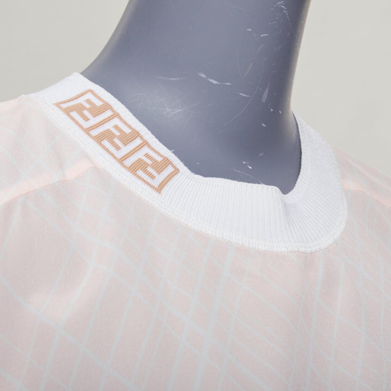 FENDI rosa sedoso nude FF monograma cuello redondo a cuadros rombos top manga corta
Referencia: CNPG/A00143
Marca: Fendi
Material: Sensación de seda
Color: Rosa, Nude
Patrón: Monograma
Cierre: Pullover
Detalles adicionales: Logotipo FF en el cuello.