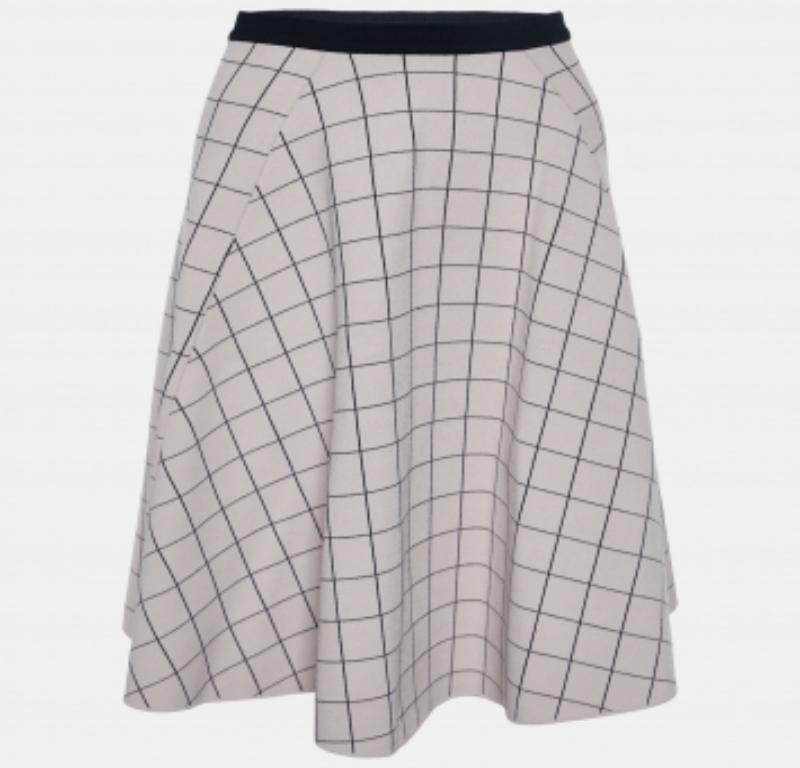 Cette jolie jupe est joliment cousue dans un tissu fin. Cette jupe de créateur confortable présente une silhouette flatteuse. Associez-le à un simple haut et à des talons à lanières pour un look chic.
