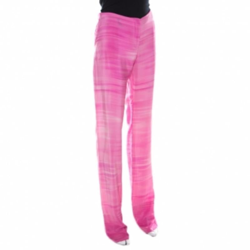 Questi pantaloni eleganti e alla moda sono di Fendi. I pantaloni rosa sono realizzati in 100% seta e presentano un motivo a righe. Hanno una silhouette rilassata e sono dotati di chiusura frontale con zip e due tasche esterne.