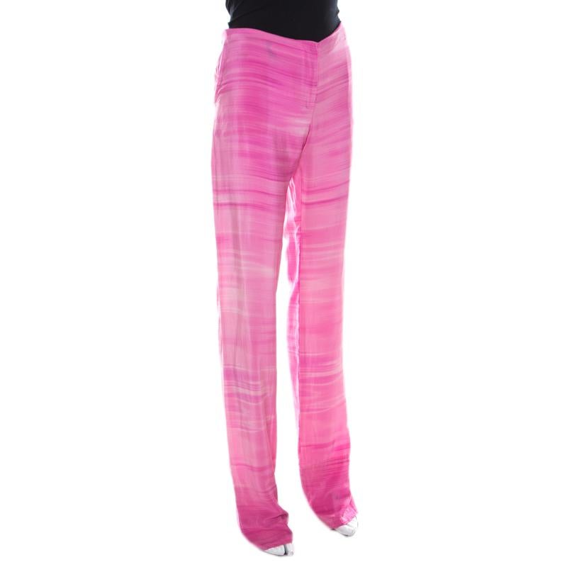 Ce pantalon chic et élégant est signé Fendi. Ce pantalon rose est fabriqué en 100 % soie et présente un motif rayé. Ils affichent une silhouette décontractée et sont dotés d'une fermeture zippée sur le devant et de deux poches extérieures.

Comprend