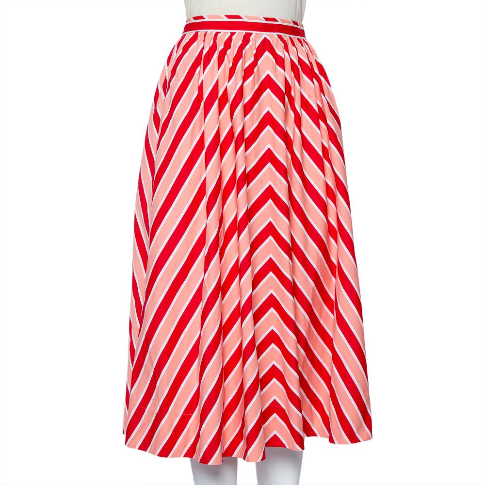 Wear a pretty look with this Fendi skirt designed in gorgeous shades of pink with a striped pattern. The piece comes made from cotton and falls to a midi-length. It is equipped with a zip closure.

