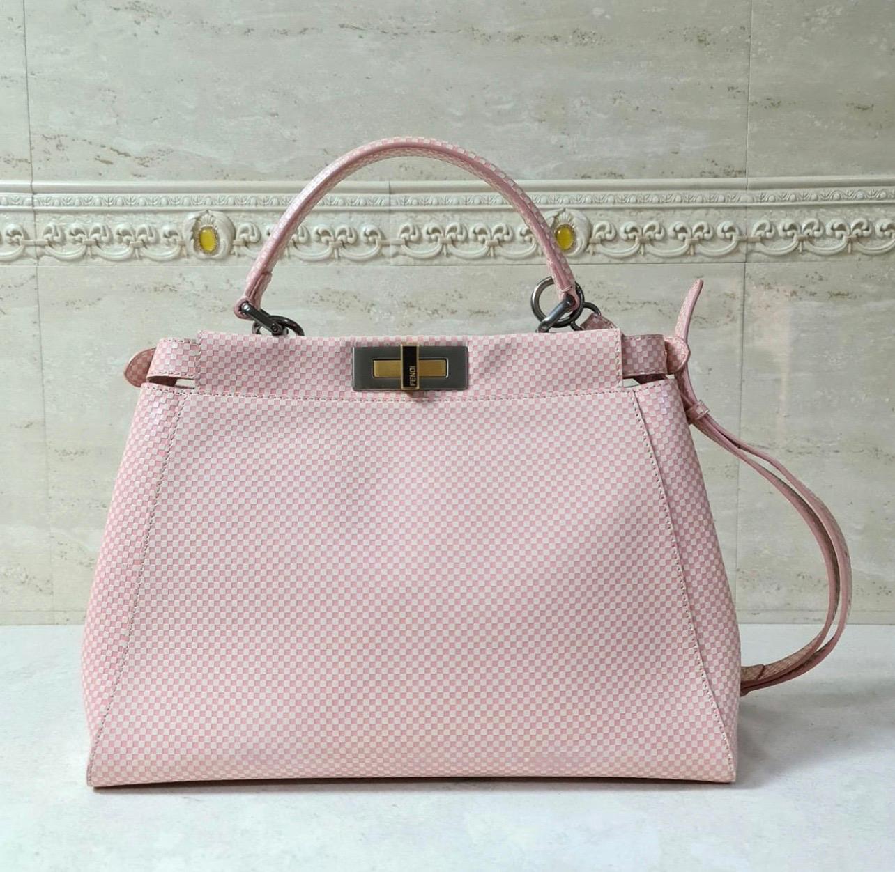 Diese exquisite Peekaboo von Fendi ist sehr begehrt und hat uns seit ihrer Geburt im Jahr 2009 mit ihrer Form, ihrem Design und ihrer Schönheit begeistert. Diese Version ist sorgfältig aus kariertem Leder gefertigt und mit einem Henkel an der