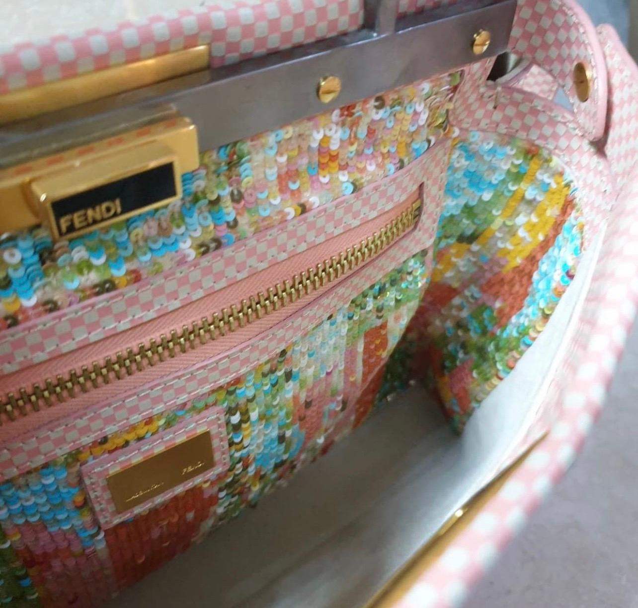 Fendi Rosa/Weiß kariertes Leder mit Paillettenfutter Medium Peekaboo Top Handle Bag im Zustand „Gut“ im Angebot in Krakow, PL