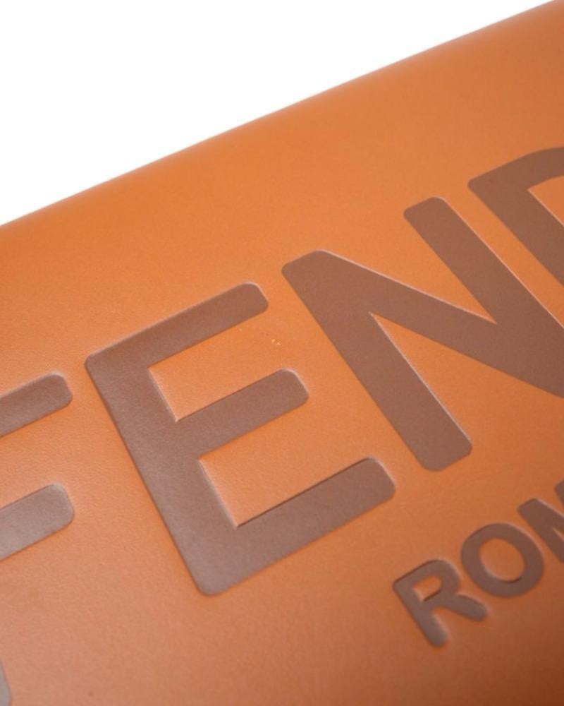 Pochette Fendi avec logo Biscuit en vente 7