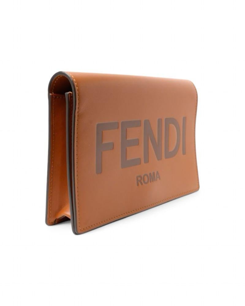 Pochette signée Fendi, modèle Sunshine, réalisée en cuir lisse de couleur biscuit et ornée de ferrures dorées. Doté d'un rabat avant avec fermeture à bouton magnétique, doublé à l'intérieur en toile et cuir noirs, avec de multiples poches dont une