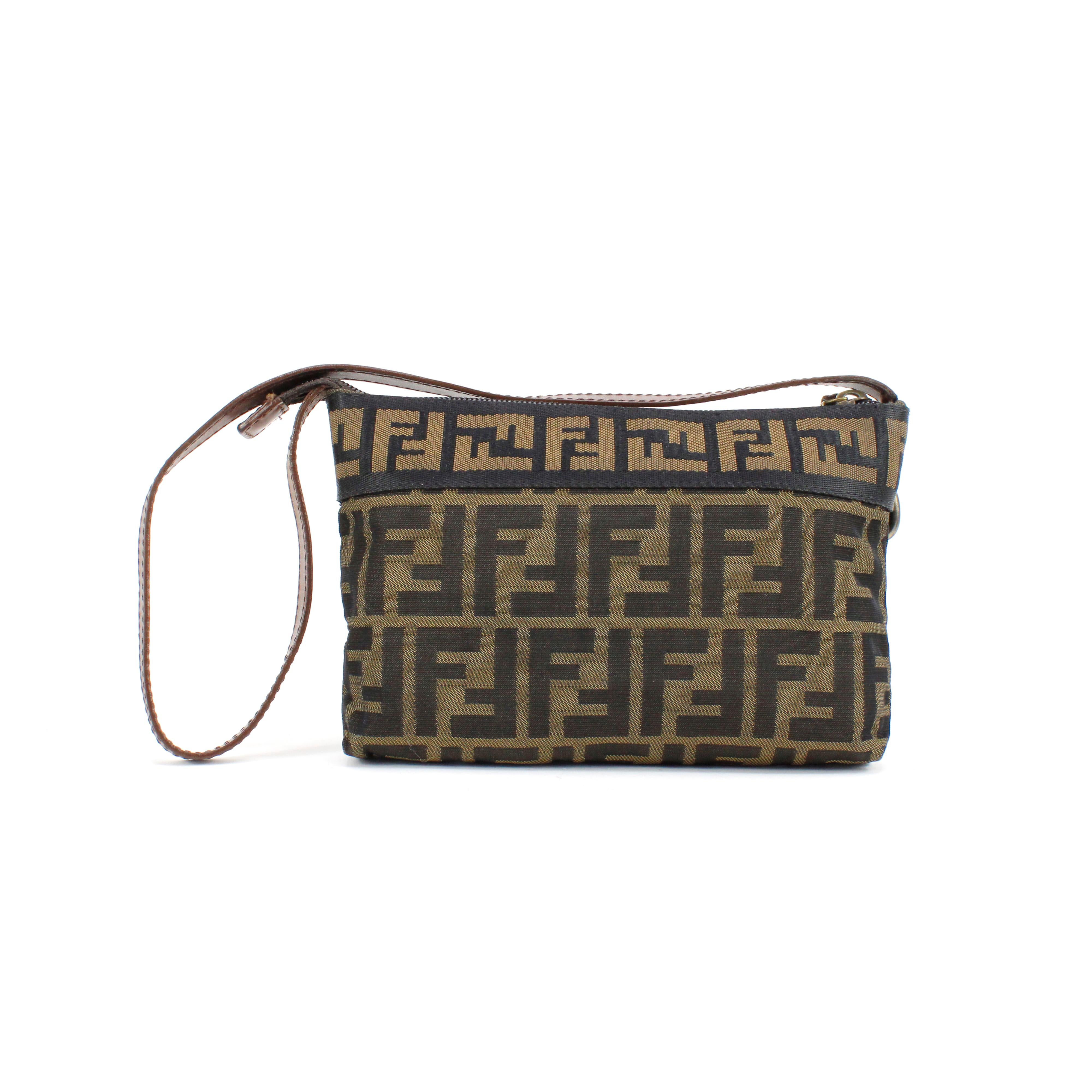 Fendi baguette in zucca canvas + brown leather.


Condition: 
Really good.


Packing/accessories:
Dustbag.

Measurements: 
Width: 18,5 cm
Height: 12 cm
Depth: 3 cm 