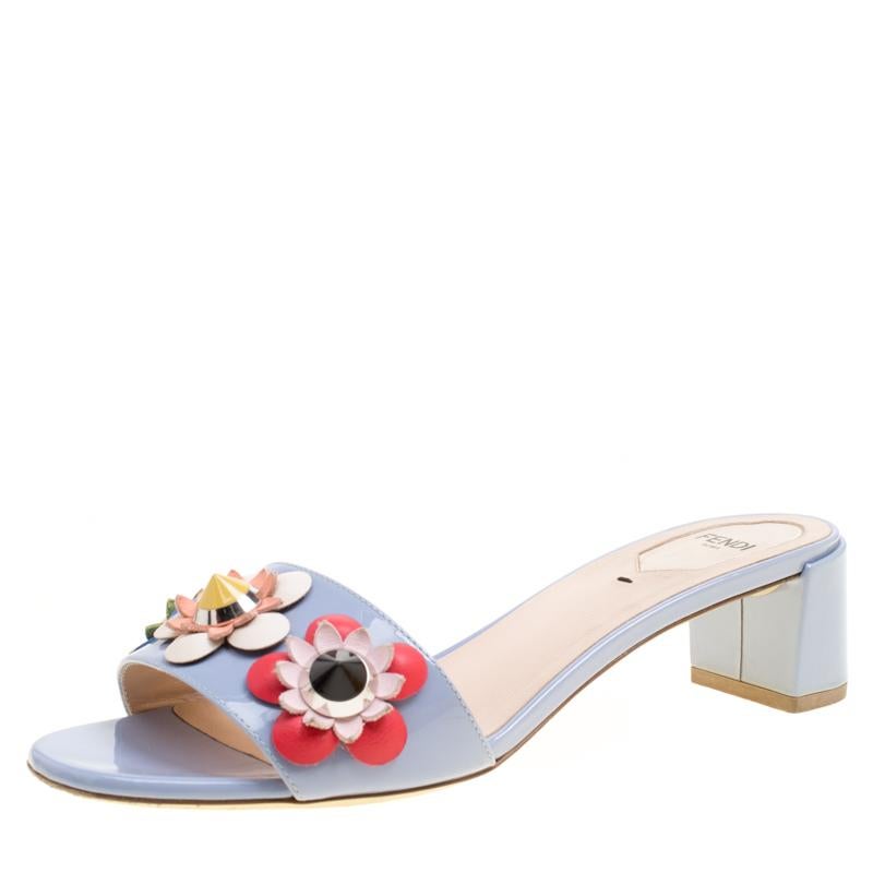 Fendi Powder Blue Patent Leather Flowerland Embellished Block Heel Slides Size 3 im Zustand „Gut“ in Dubai, Al Qouz 2