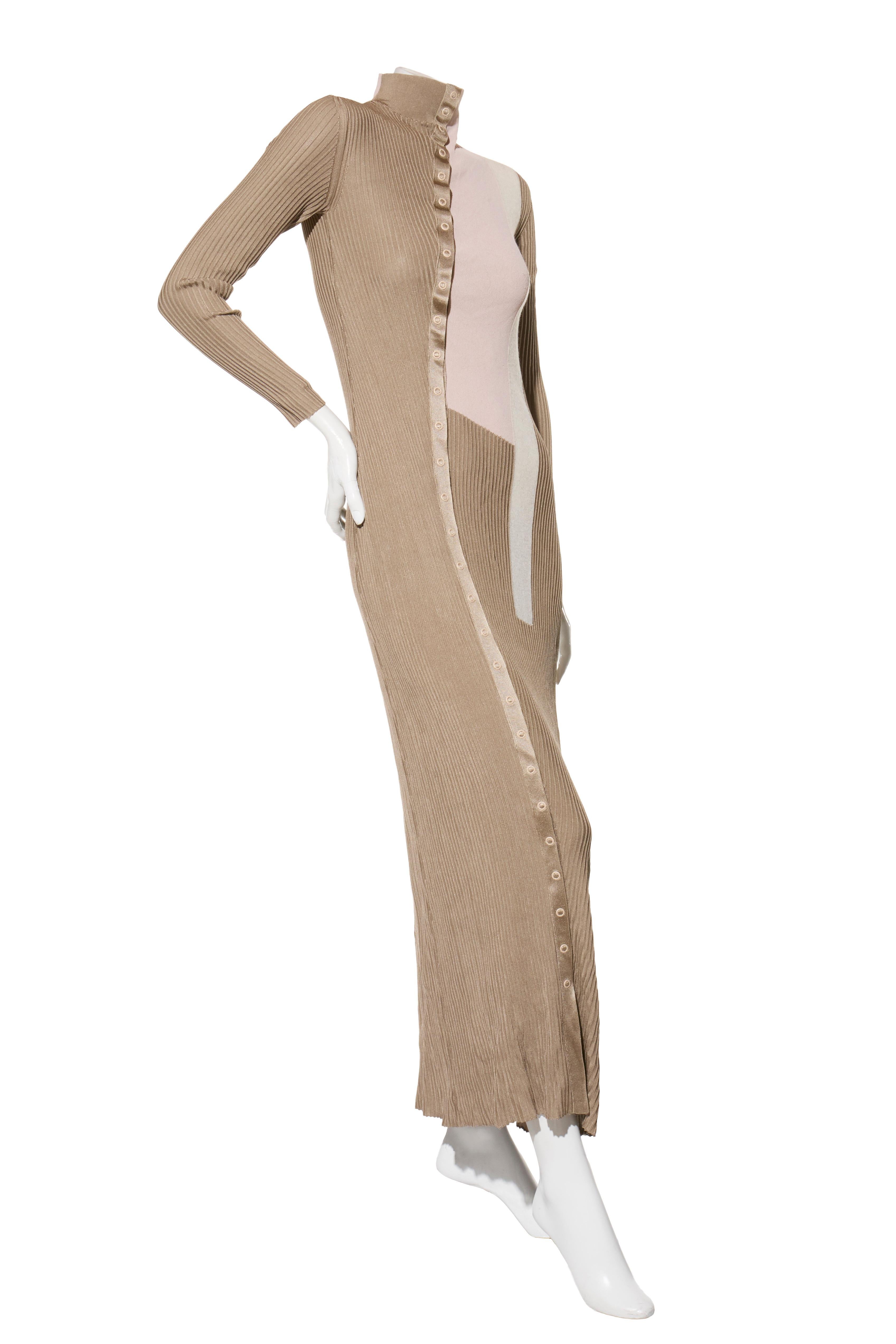 Maxi abito in maglia a coste di seta Fendi Pre-Fall 2018 IT 40 (US 4) 

Descrizione:
Raffinato esempio della maglieria modernista di Fendi, questo maxi abito a coste in seta incarna la raffinatezza e l'innovazione sotto la direzione di Karl