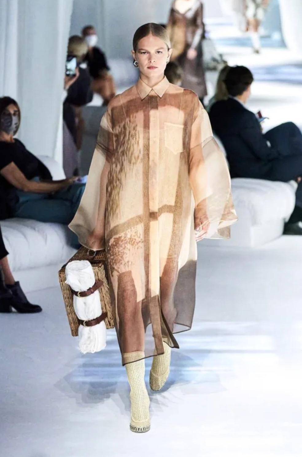 Fendi - Pre-Fall 2021 - Vestito a camicia in organza trasparente con sottoveste in maglia e cintura in pelle IT 40 in vendita 3