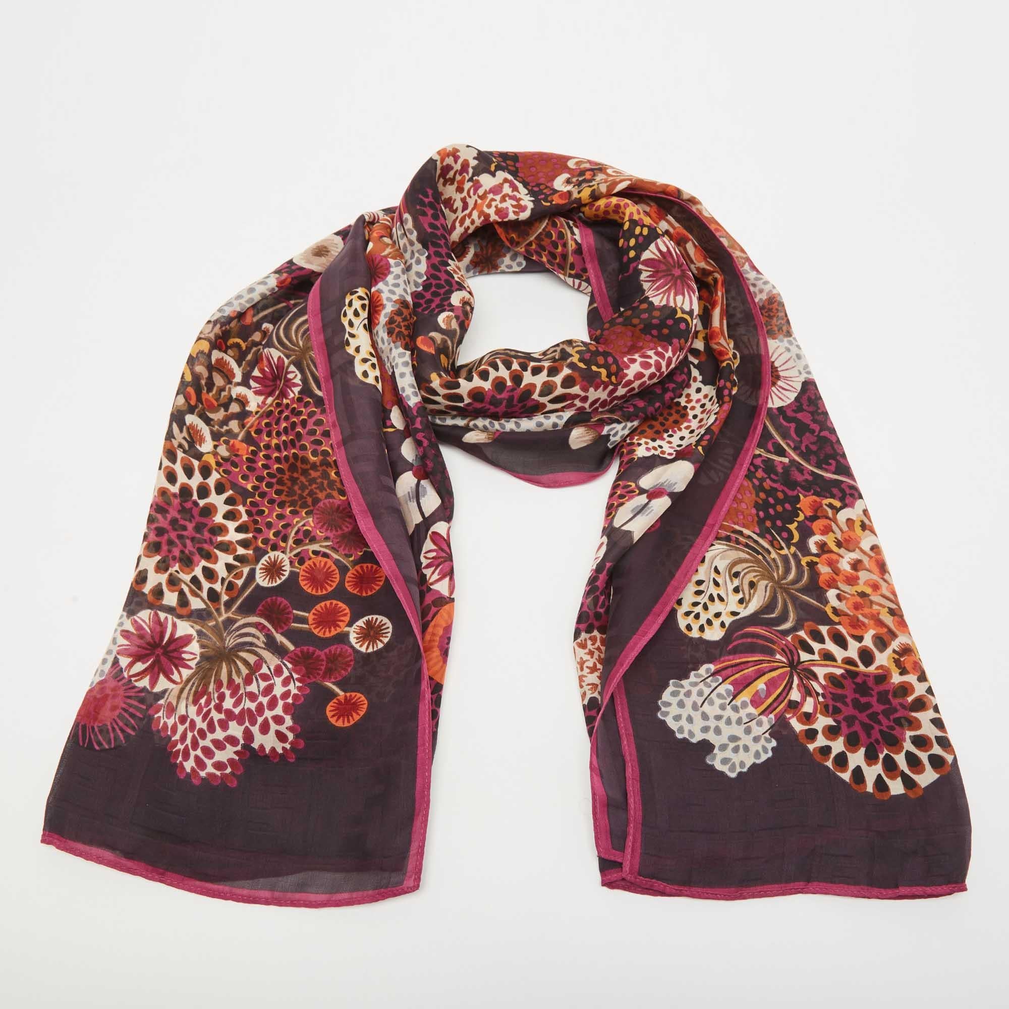 Made from quality fabric, this Fendi scarf is gorgeous. It is easy to style and luxurious in appeal.

