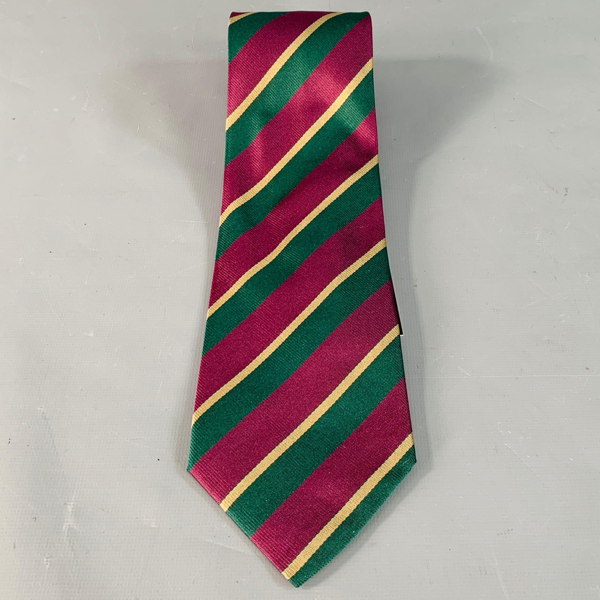 FENDI
cravatta in seta viola e verde con motivo a righe diagonali. Realizzato a mano in Italia.Ottime condizioni di usato.Larghezza: 3,5 pollici Lunghezza: 58 pollici  
  
  
 
Riferimento Sui Generis: 140814
Categoria: Cravatta
Ulteriori dettagli
 