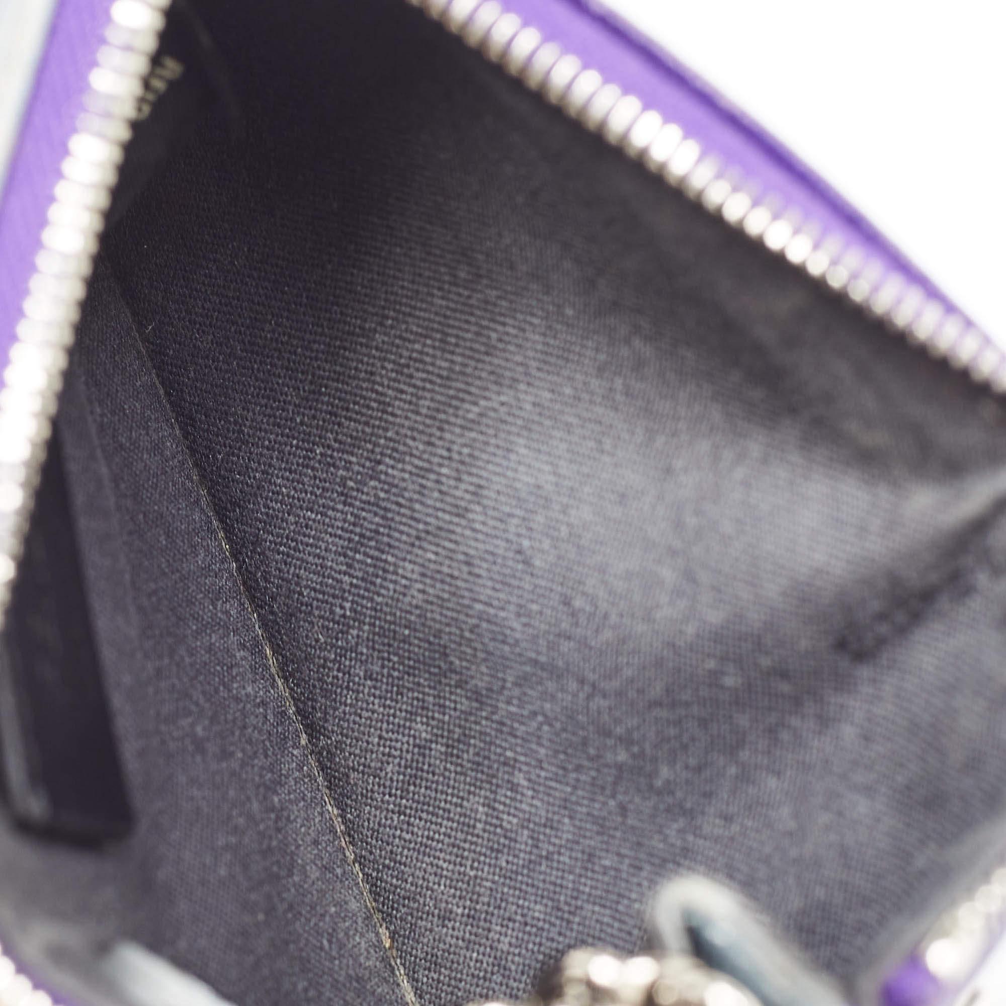 Keep your coins effortlessly in this sturdy pouch. It features an elegant design and a roomy interior. This accessory will come in handy while traveling.
