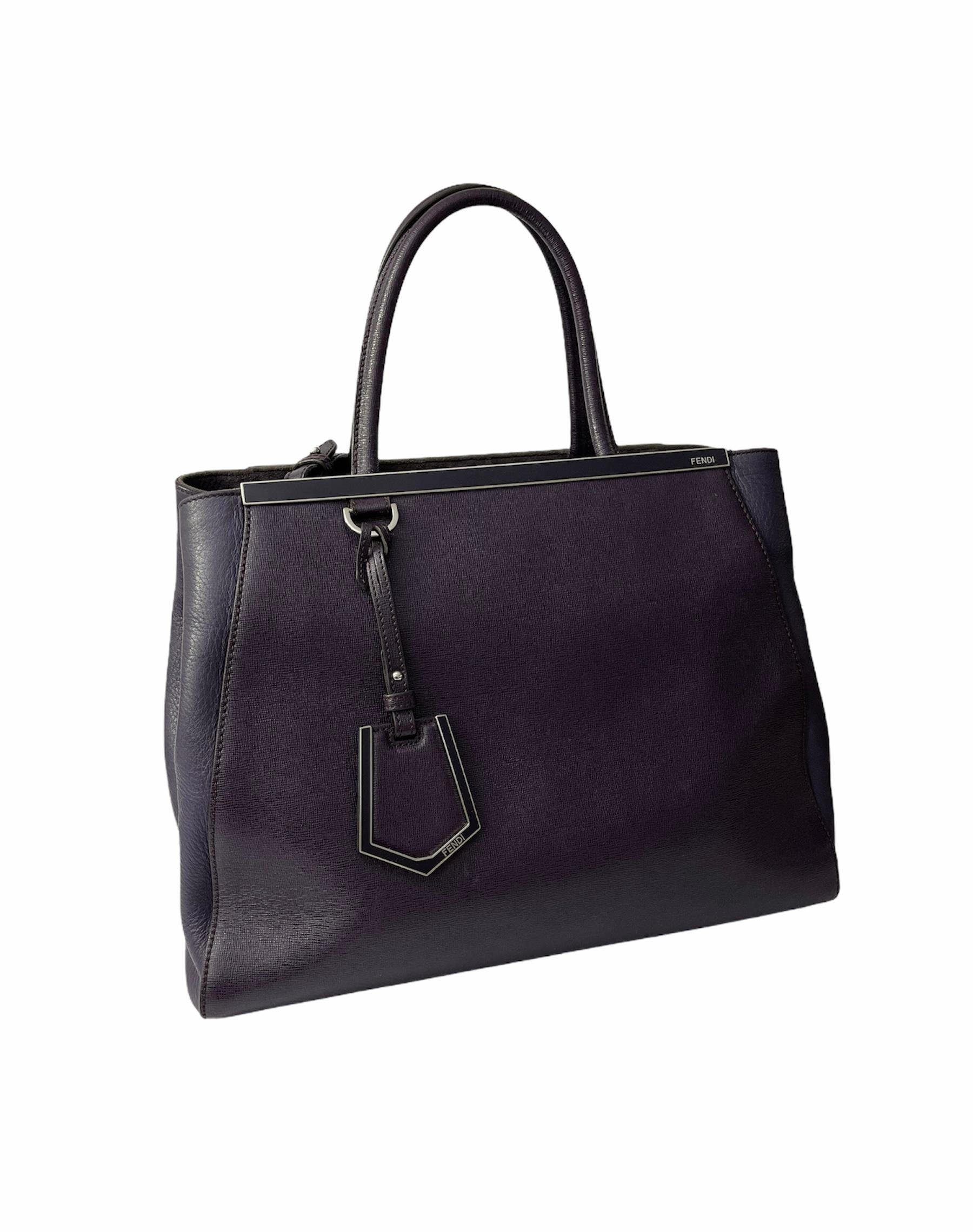 Bag signed Fendi, Toujours model, made in purple leather, with silver hardware.

The product is equipped with a button closure, internally lined in purple soft and suede, very roomy.

There are also two rigid leather handles, a 2 cm thick