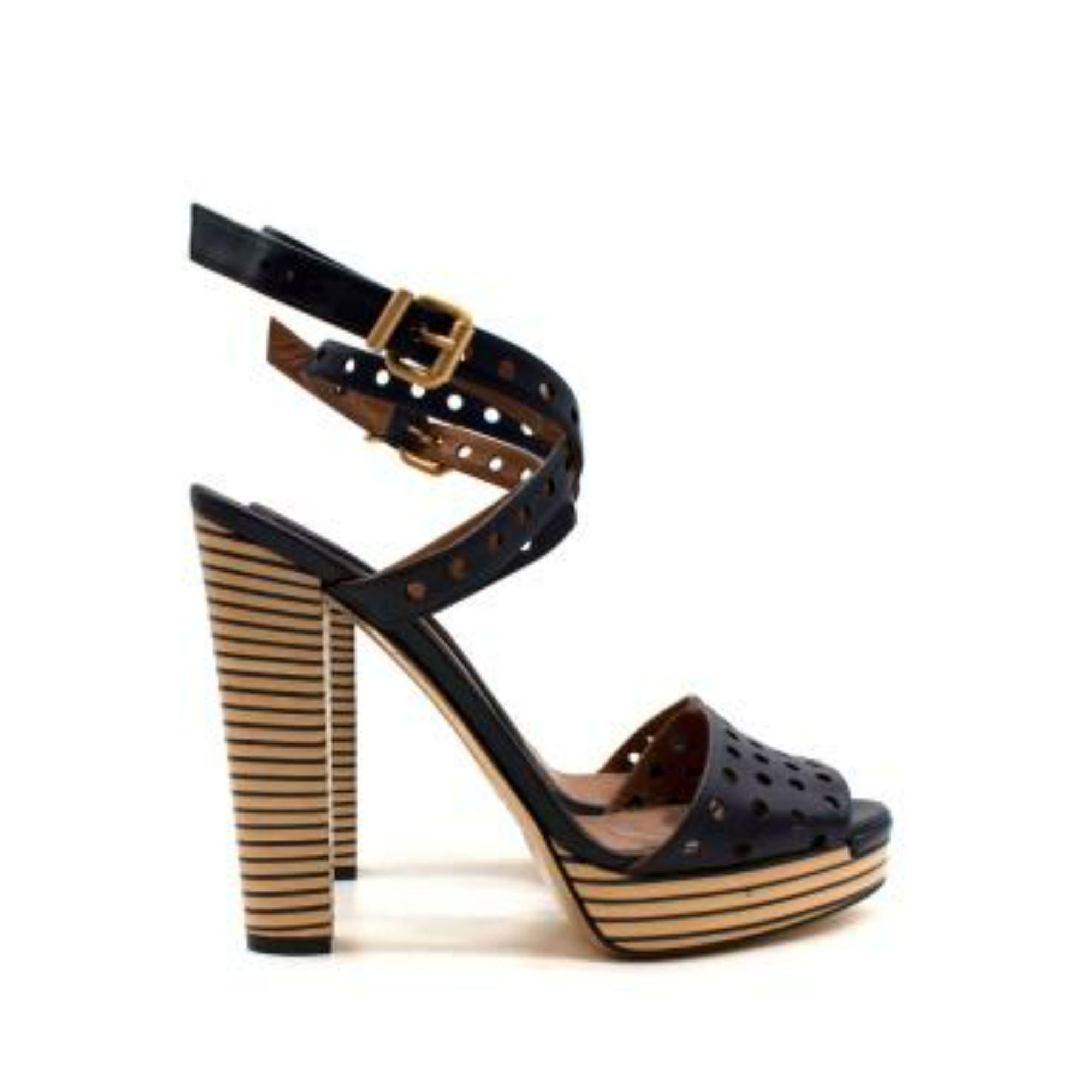 Fendi Purple Stripped Heel Perforated Heel

-Perforated Strap 
-Striped block heel 
-Ankle fastening 
-Open Heel 
-Striped platform 

Material: 

Leather 

Made in Italy 

9.5/10 excellent conditions, please refer to images for further details.