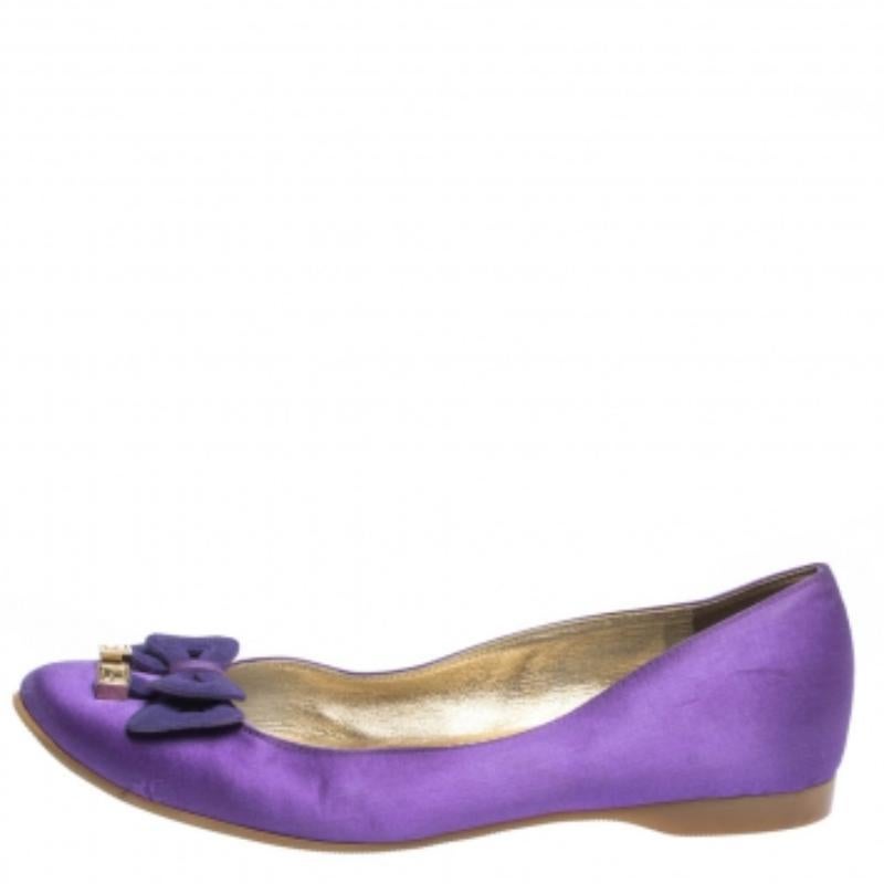 Se podría pensar que estas zapatillas de ballet se crearon para ser admiradas. ¡Qué belleza llevan! Son de Fendi y están confeccionados en satén de color morado con doble lazo en la parte superior y detalles dorados con el logotipo. Están acabados