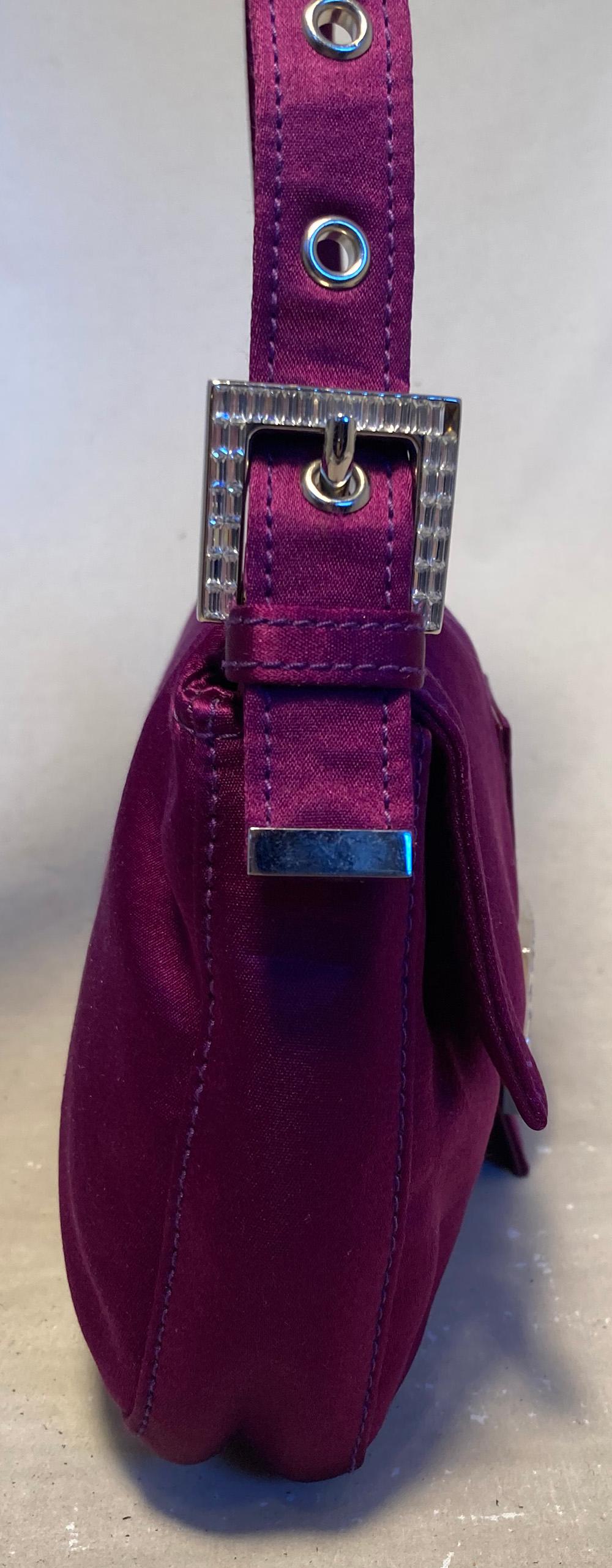 Baguette in seta viola di Condit in ottime condizioni. Esterno in seta viola con finiture in argento e logo FF frontale in cristallo. La chiusura a scatto si apre su un interno in pelle marrone con una tasca laterale a fessura. Piccole macchie sulla