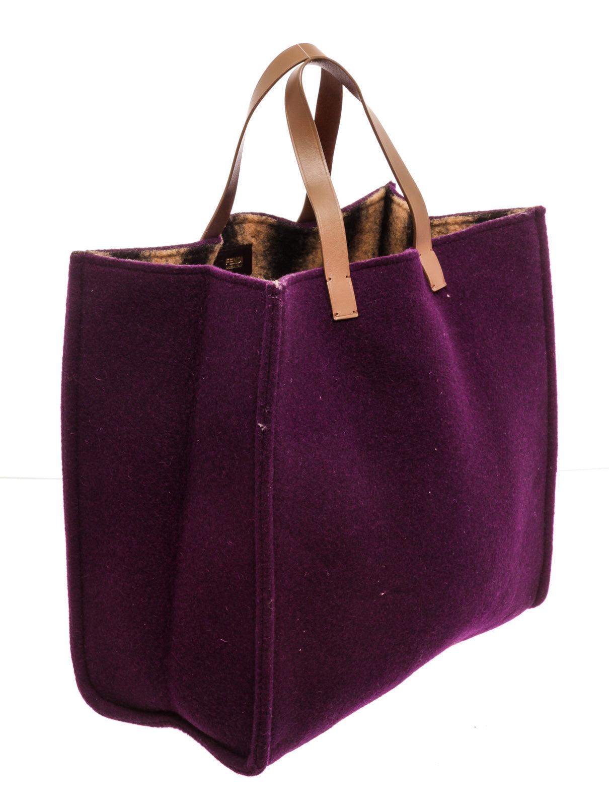 Fendi Lila Tote Bag mit goldfarbenen Beschlägen, Lederbesatz und Lederfutter (Schwarz)