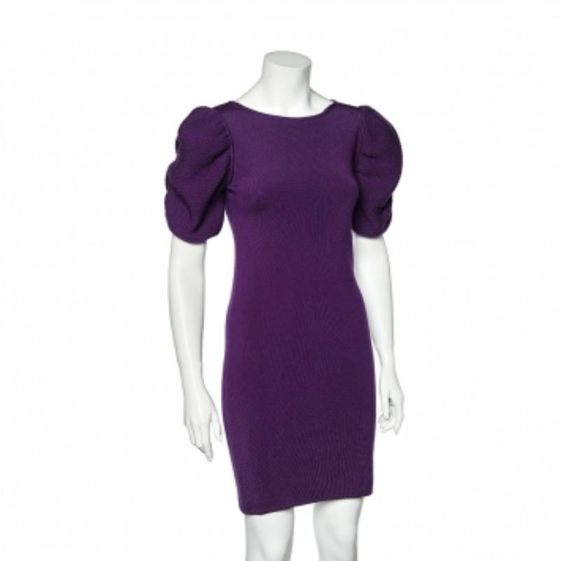 Indossa questo abito femminile di Fendi per essere sempre chic. Abbinalo ai tuoi accessori preferiti e ai tacchi alti quando esci per la giornata.