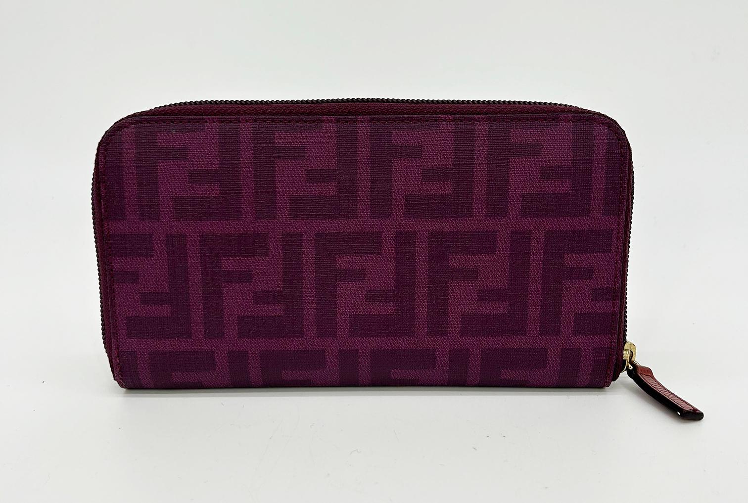 Portafoglio lungo in tela Zucca Coates viola di Fendi in ottime condizioni. Tela rivestita di zucca viola e rifinita con cerniera viola abbinata su tre lati. 2 scomparti interni con 8 scomparti per carte, 2 tasche laterali più grandi a fessura e