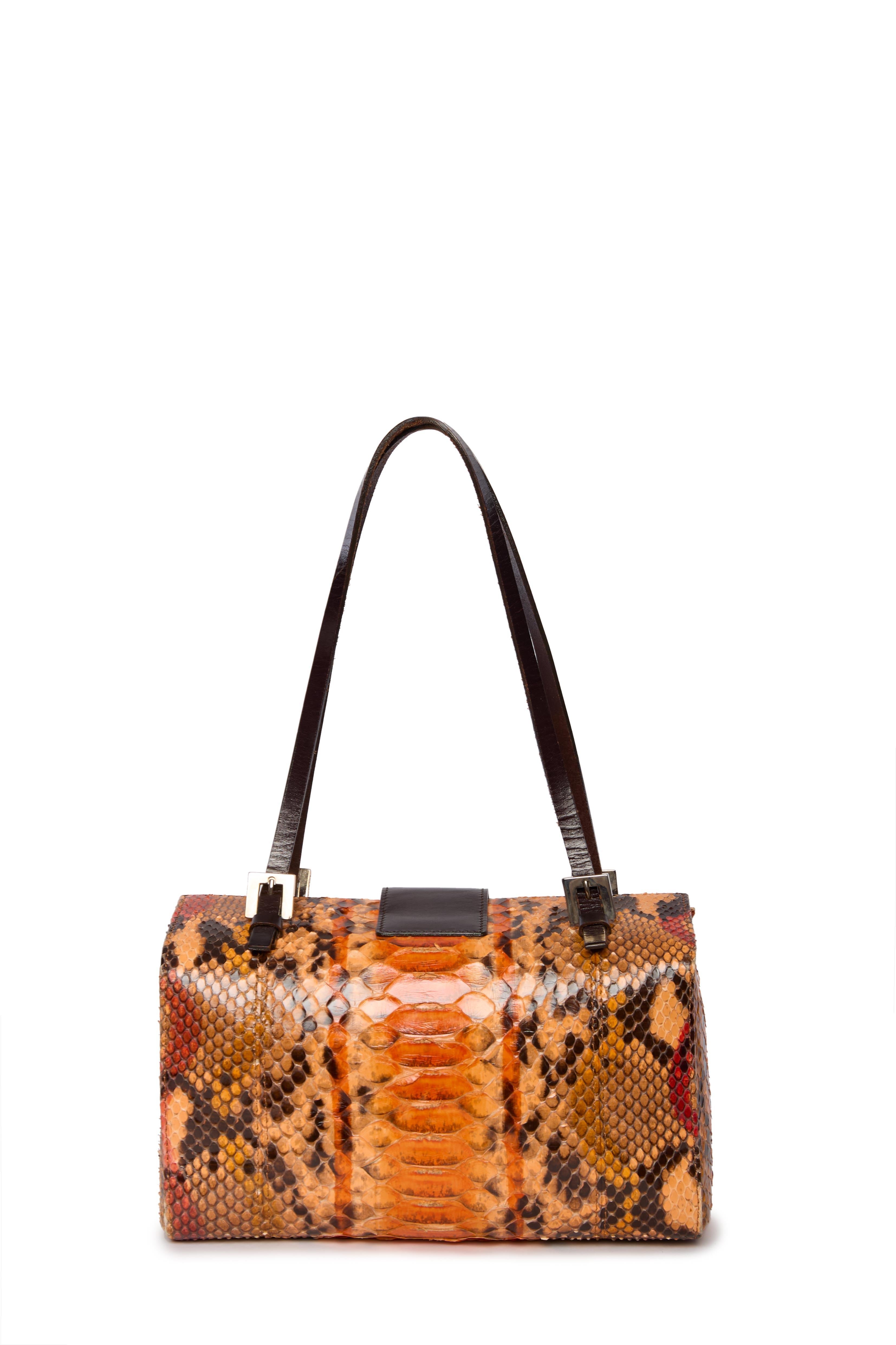 Ce luxueux sac en python Fendi est le parfait mélange de matières exotiques et de style intemporel. Confectionné en cuir de python véritable, il exsude la sophistication grâce à sa texture lisse et à son motif complexe. Les détails en cuir et la