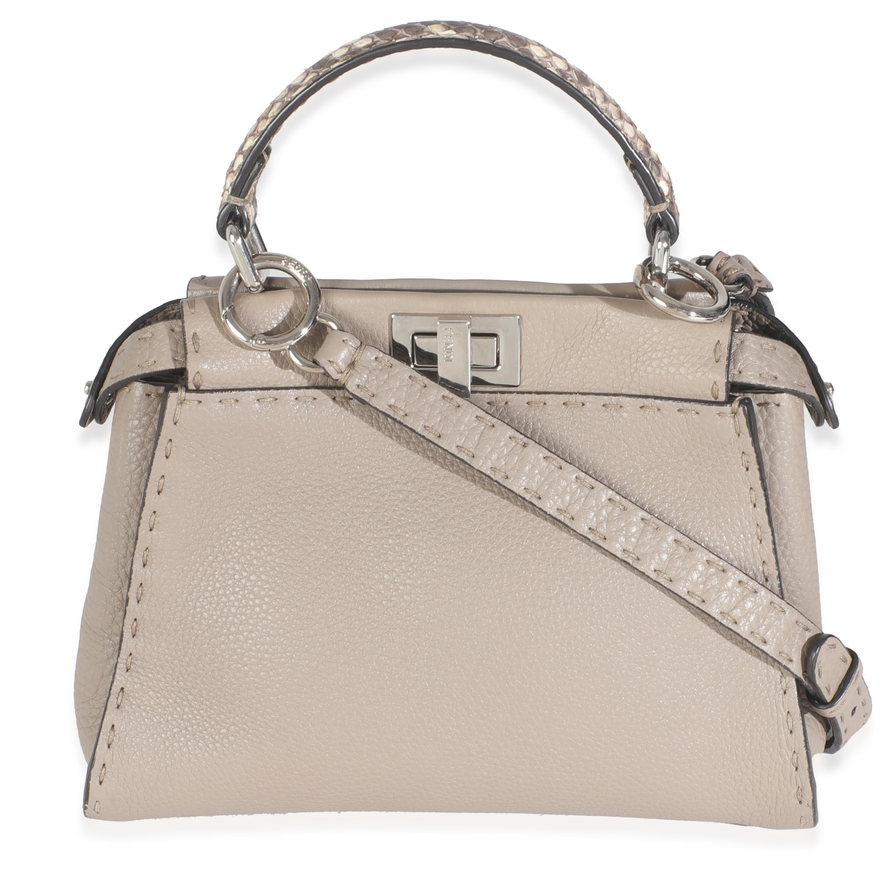 Titolo dell'elenco: Fendi Pitone Grigio Pelle di Vitello Selleria Mini Peekaboo
SKU: Z145598
Condizioni: Usato 
Descrizione delle condizioni: La risposta di Fendi allo stile completo è la borsa tote Peekaboo IseeYou, che offre una silhouette