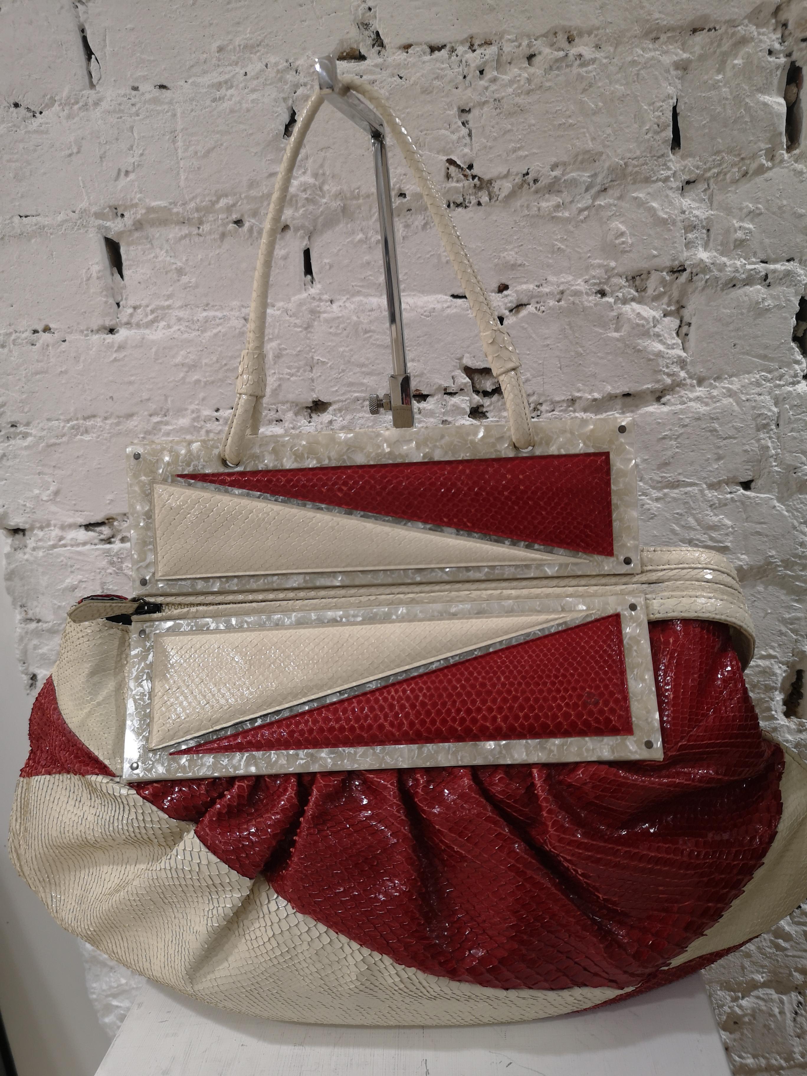 Fendi python skin cream and red shoulder bag
embellished with mother pearl on the front
height 28 cm
widht 48 cm
depth 16 cm