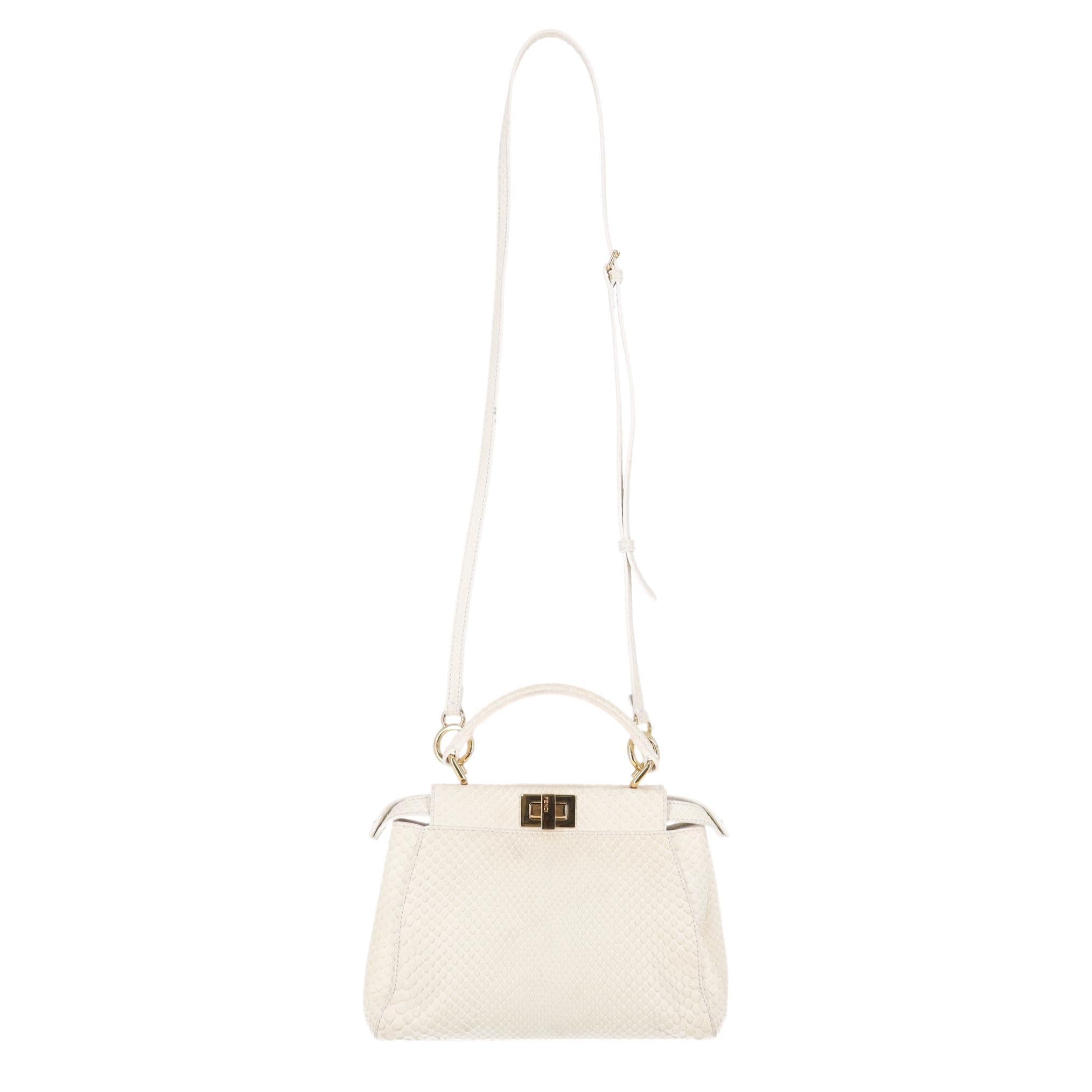 Oggetto raro - Borsa Fendi in pelle di pitone Mini Peekaboo

Borsa strutturata di colore bianco realizzata in pelle di pitone.

Dettagliata con finiture dorate e logo 