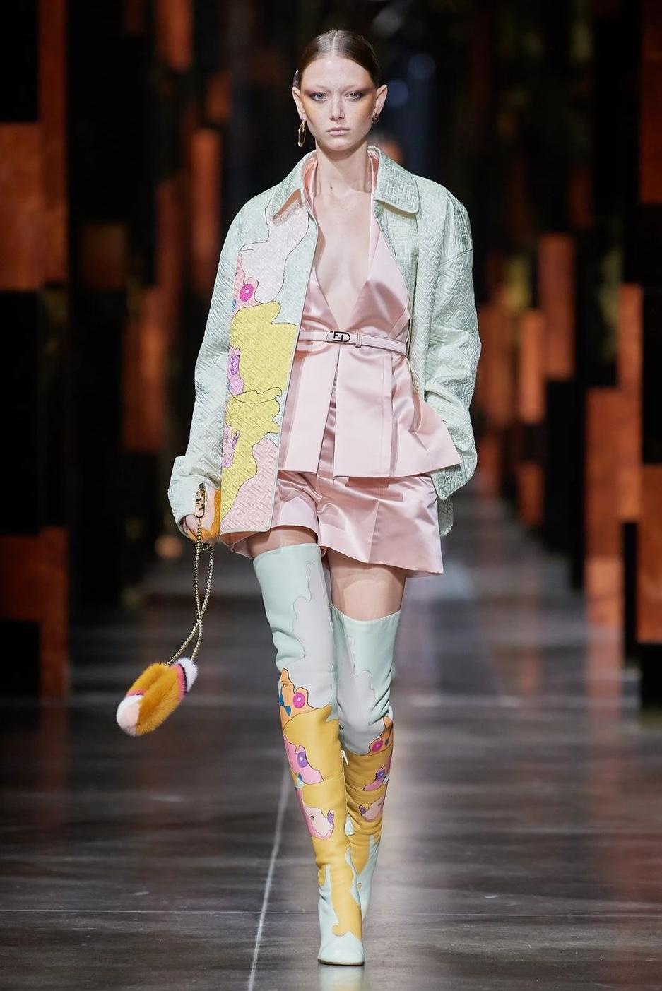 Resurrection Vintage a le plaisir de vous proposer une superbe veste en soie matelassée vert menthe du défilé Fendi avec un imprimé graphique à trois faces, un col rabattable, des manches longues et des boutons-pression cachés. 

Fendi

Taille
