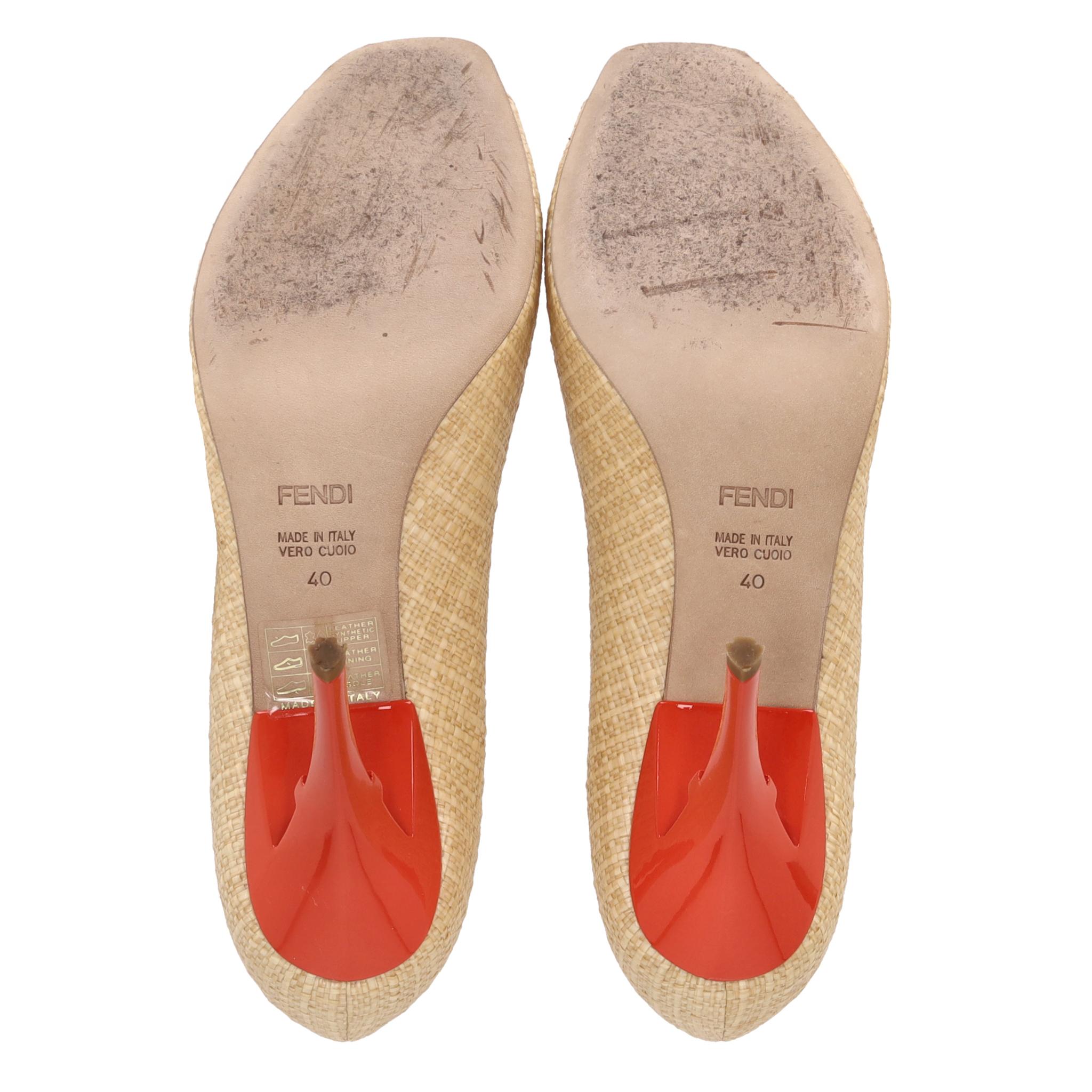 Escarpins à bouts pointus en raphia avec nœud en cuir verni Fendi en vente 1