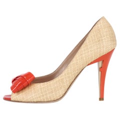 Fendi Raffia Peep-Toe Pumps With A Patent Leather Bow