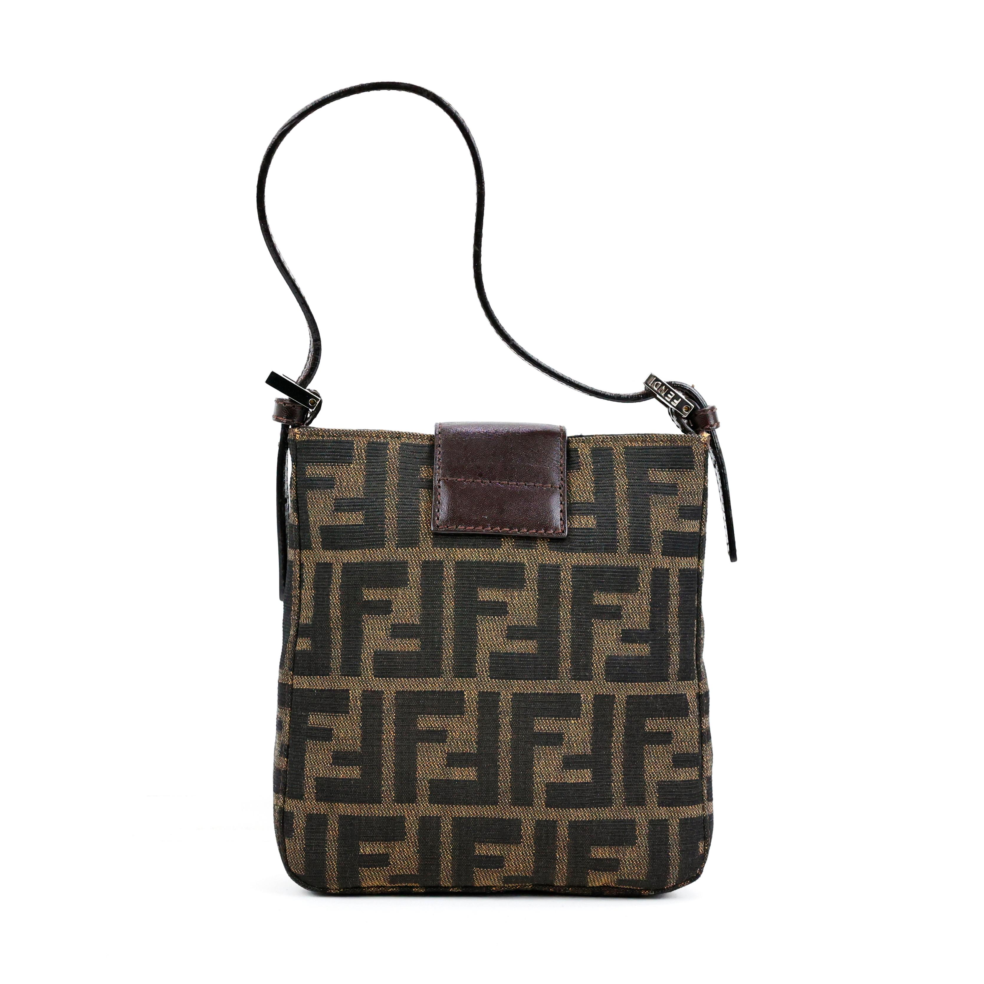 Fendi baguette - rectangle shape vertical baguette in brown zucca monogram canvas and leather, silver hardware. Hard-to-find piece.

Condition:
Really good. To note: slight scratches on the front