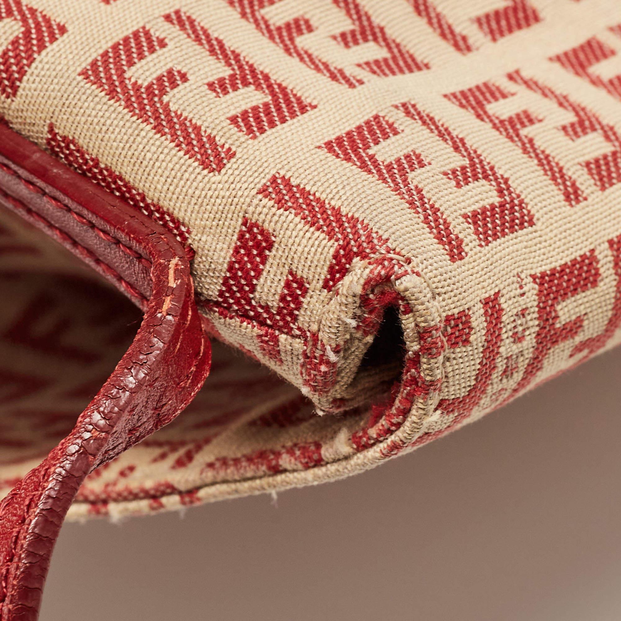 Fendi Messenger Bag aus rotem/beigefarbenem Zucchino-Stoff und Leder mit Klappe im Angebot 10