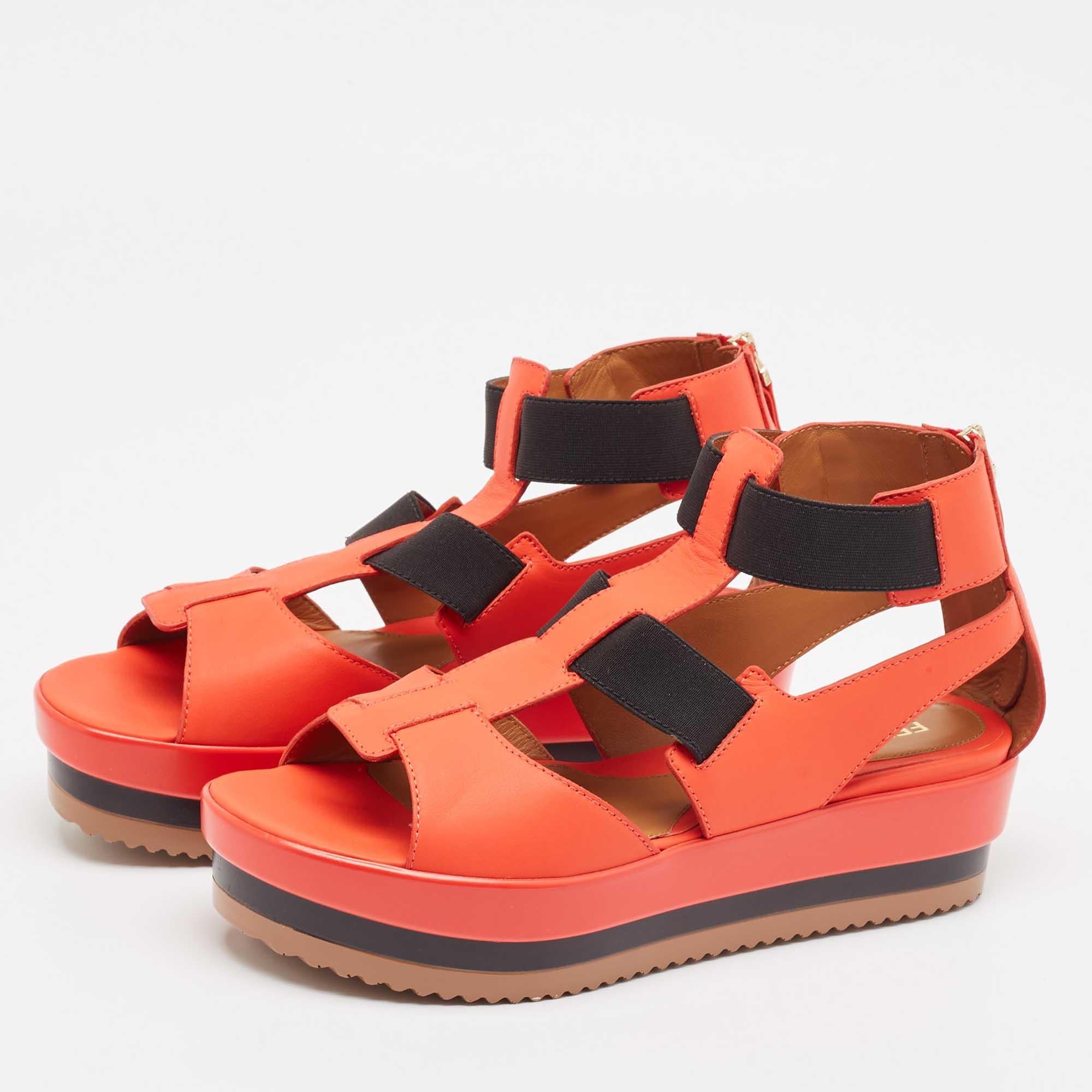 Estas sandalias enmarcarán sus pies de forma elegante. Fabricados con materiales de calidad, presentan un diseño elegante y plantillas cómodas.