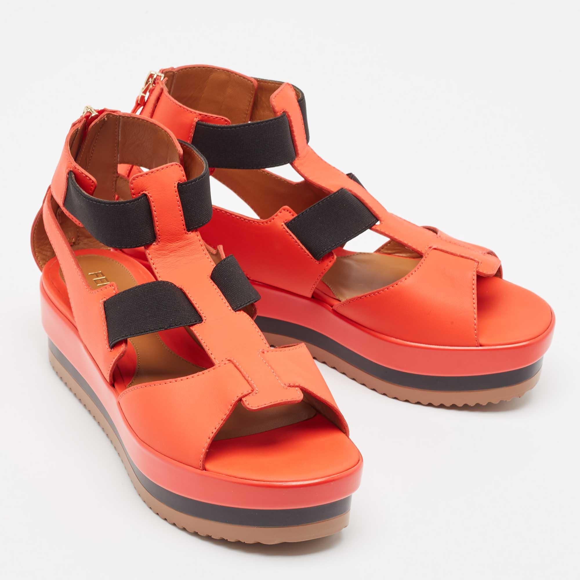 Fendi Sandalias de plataforma de cuero rojo/negro y elástico talla 37.5 en Nuevo estado para la venta en Dubai, Al Qouz 2
