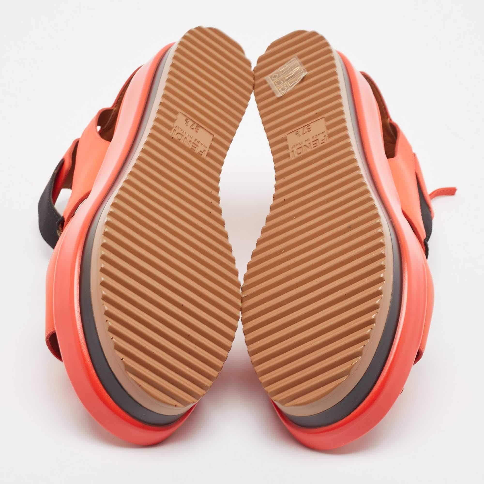 Fendi Sandalias de plataforma de cuero rojo/negro y elástico talla 37.5 en venta 1