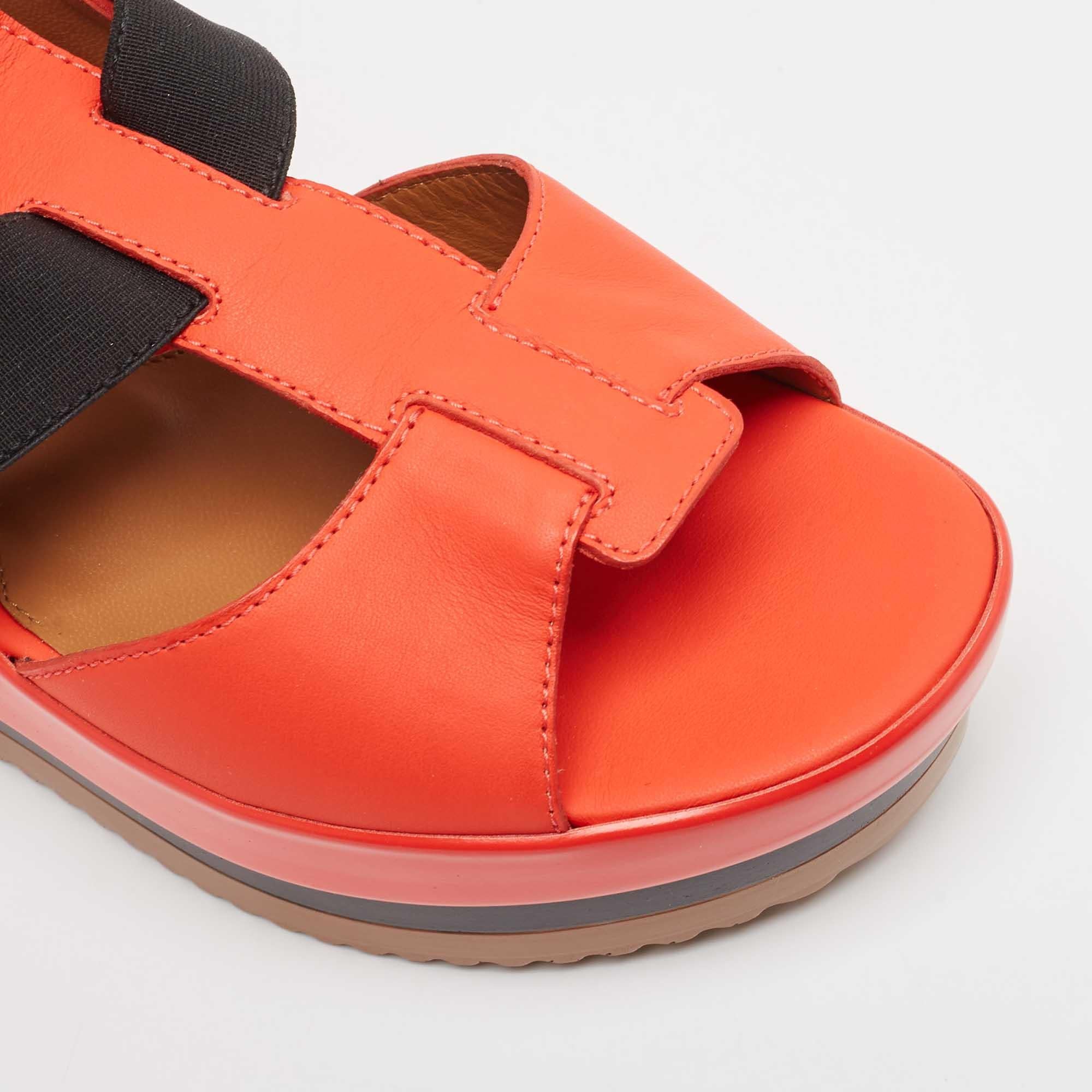 Fendi Sandalias de plataforma de cuero rojo/negro y elástico talla 37.5 en venta 2