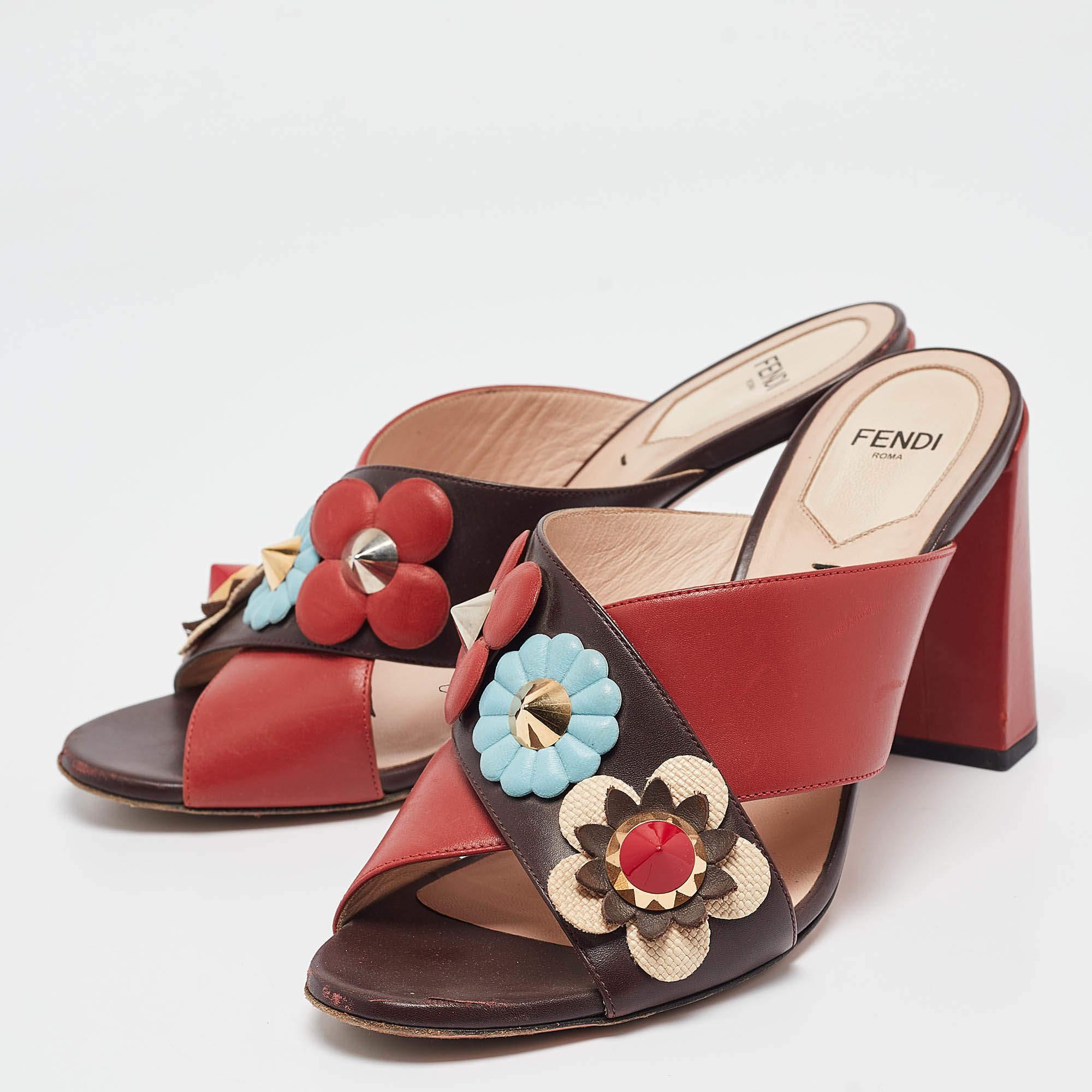 Create effortless styles with these Fendi slide sandals. Made of quality materials they are designed to elevate your OOTD and keep you in comfort all day long.