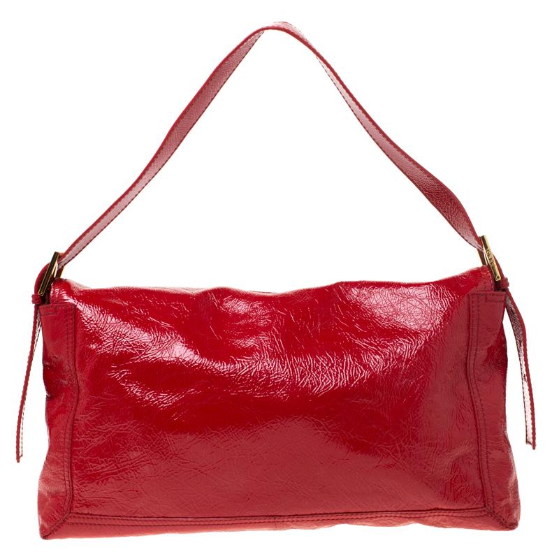 The Baguette was created by Silvia Venturi Fendi in 1997 and it was an instant rage! Cease the wait and grab this beauty to experience the return of one of the earliest 