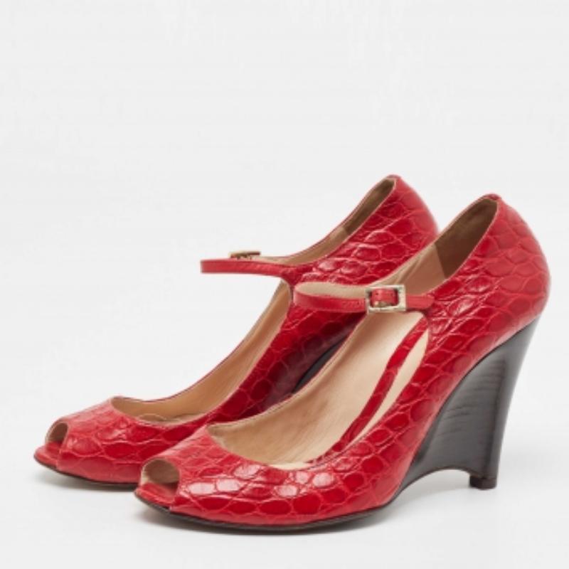 Marron Fendi Chaussures à talons compensés en cuir rouge gaufré Taille 39.5 en vente