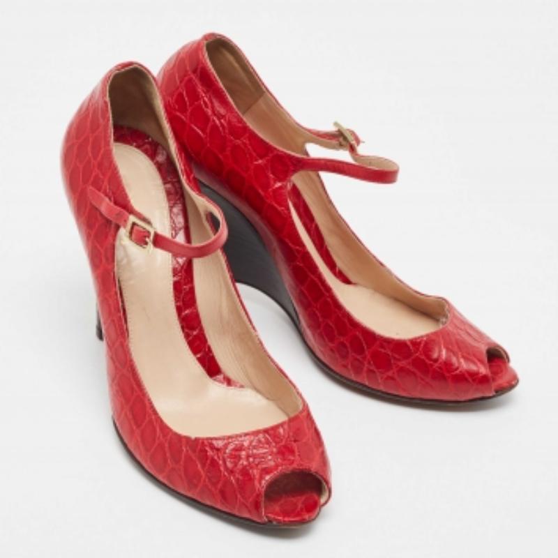 Fendi Chaussures à talons compensés en cuir rouge gaufré Taille 39.5 Bon état - En vente à Dubai, Al Qouz 2