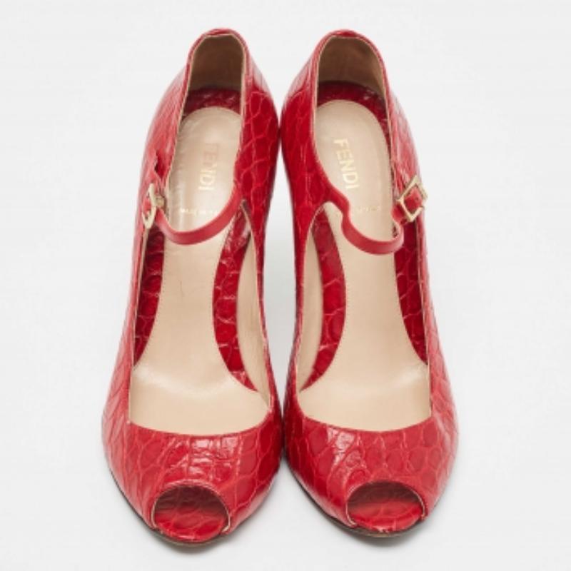 Fendi Chaussures à talons compensés en cuir rouge gaufré Taille 39.5 Pour femmes en vente
