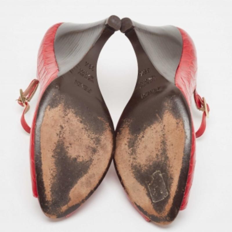 Fendi Chaussures à talons compensés en cuir rouge gaufré Taille 39.5 en vente 2