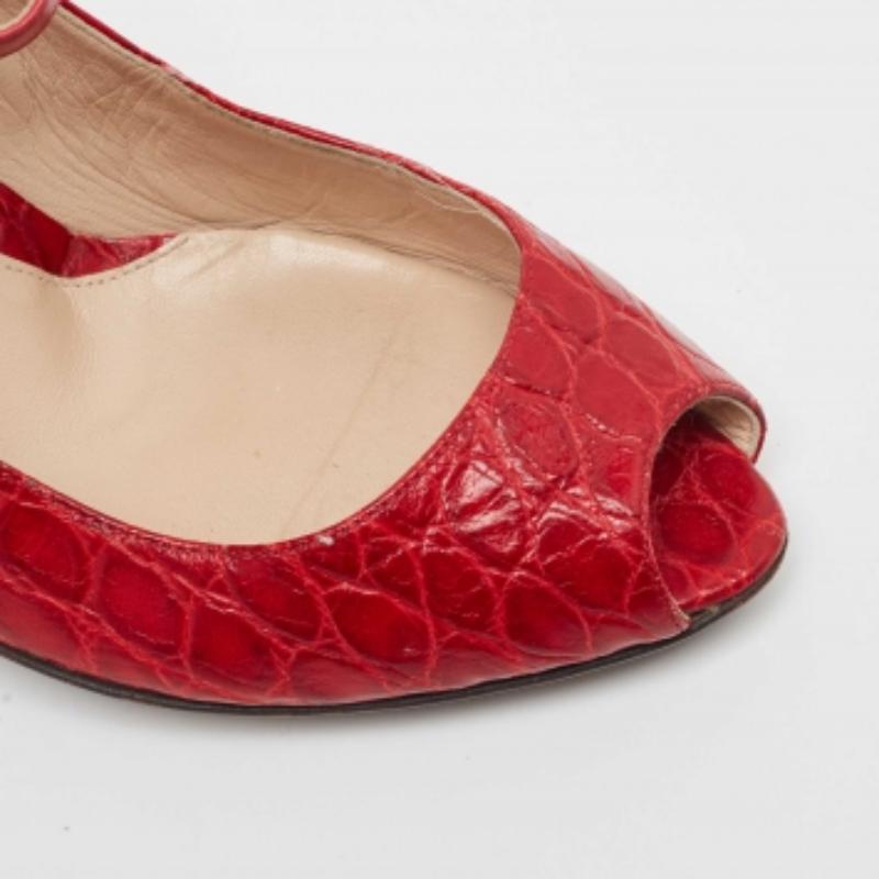 Fendi Chaussures à talons compensés en cuir rouge gaufré Taille 39.5 en vente 3