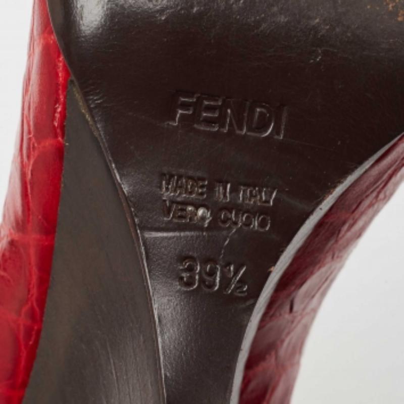 Fendi Chaussures à talons compensés en cuir rouge gaufré Taille 39.5 en vente 4