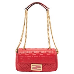 Fendi Rote FF Baguette-Tasche aus geprägtem Leder mit Midi-Kette